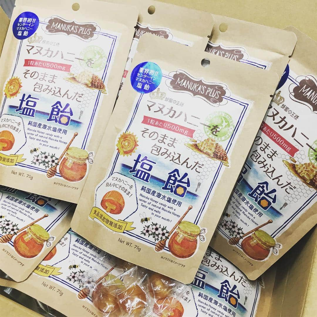 マヌカライフさんのインスタグラム写真 - (マヌカライフInstagram)「ついにこの季節がやってきました❗️ マヌカハニーをそのまま包み込んだ塩飴❗️ 甘しょっぱい感じがついついくせになっちゃう❤️ ついつい、届きたての塩飴をパシャり❗️ 最近、日差しも強くなってきたので、熱中症対策アイテムとして、先取り準備しちゃいましょ❗️ #塩飴 #マヌカハニー #熱中症 #熱中症対策 #健康管理 #期間限定 #無添加 #無添加食品 #ナチュラル #ナチュラルな暮らし #自然食品 #オーガニックライフ #マヌカライフ #ラシンシア#マヌカのひみつ」4月18日 15時52分 - manukas_life