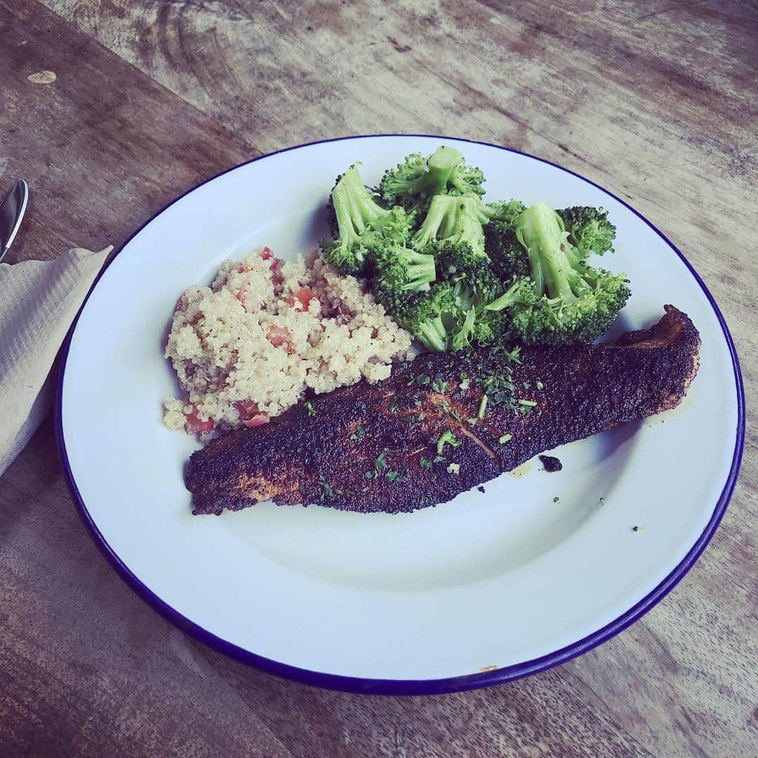 レイ・アレンのインスタグラム：「Traveling around the world is great but what I realized is, there's no place like @grown! #mylunch #blackenedsalmon #quinoa #broccoli」