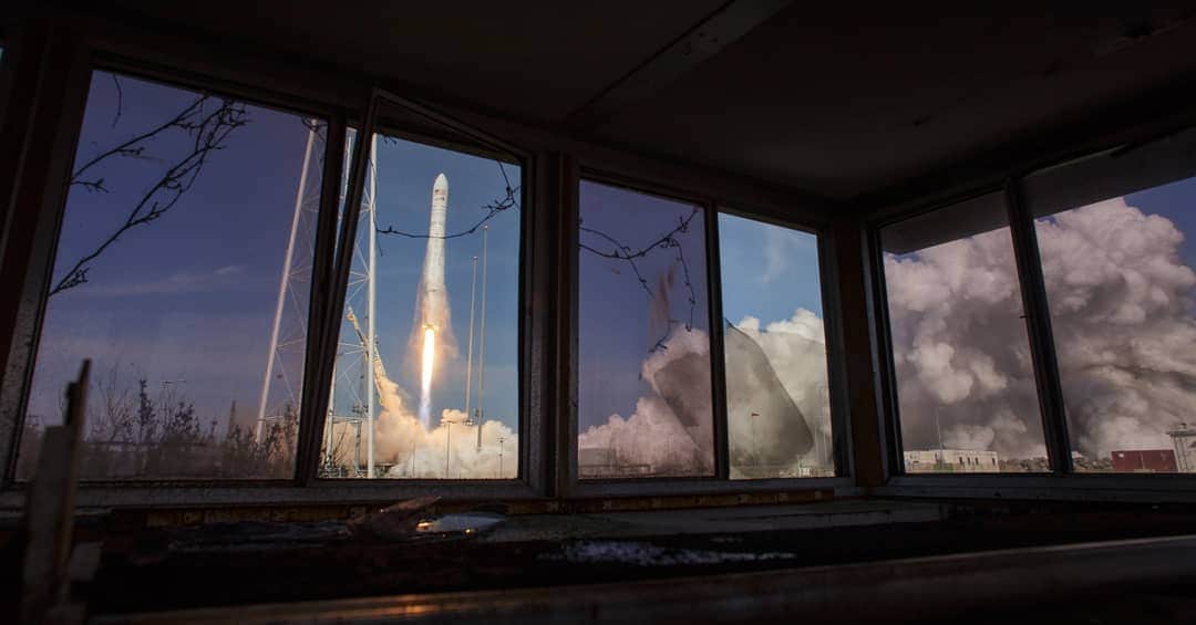 のインスタグラム：「Another successful launch from the East Coast! 🚀🦀 Congratulations to our friends @nasawallops  NASA’s commercial partner Northrop Grumman launched its Antares rocket carrying cargo to the International Space Station on Wednesday, April 17. Among the cargo is a robotic "sniffer" tool that we built in collaboration with NASA's Johnson Space Center.  This "nosey" robot can detect where there are ammonia leaks outside the International Space Station. Ammonia is needed to maintain habitable temperatures on station, and with the help of this technology, astronauts can avoid long spacewalks in search of leaks. This ability could also be helpful for long-term human habitation on the lunar Gateway, a lunar habitat, and perhaps one day a crewed voyage to Mars. ✨  #Moon2Mars  Photo Credit: NASA/Chris Perry Photo Credit: NASA/Bill Ingalls Video Credit: NASA/Terry Zaperach」