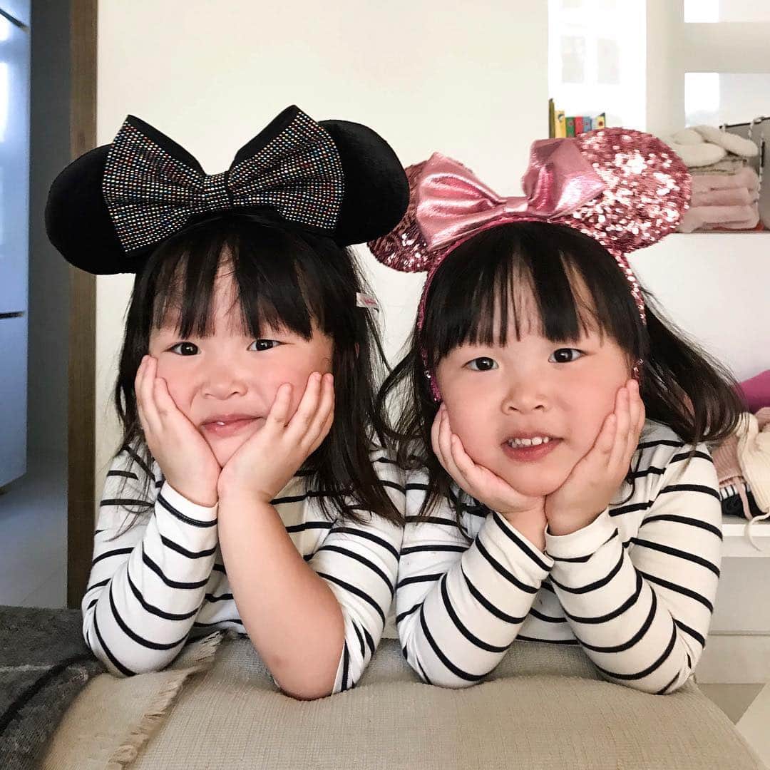 MOMOツインズさんのインスタグラム写真 - (MOMOツインズInstagram)「All about dress-ups and dramatic role-playing. Just yesterday Leia was a mermaid in distress (desperately needing human legs) and Lauren was a witch who wanted to turn her mom into a frog (She made me leap like one and go ribbit ribbit 🙄) #imaginativeplayeveryday #momlife Upcoming on stories!」4月19日 1時24分 - leialauren