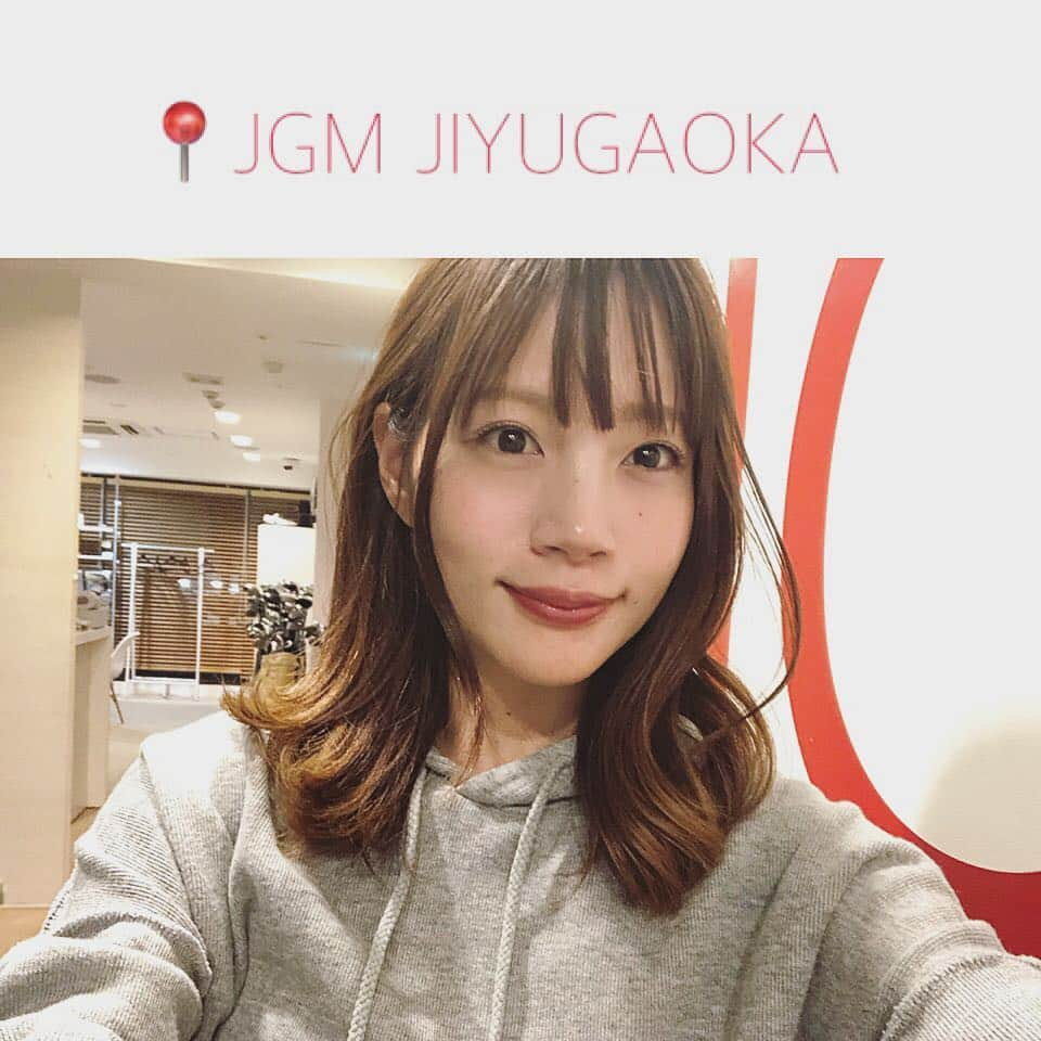 古田ちさこさんのインスタグラム写真 - (古田ちさこInstagram)「･:*+.⛳️.:+ お仕事終わりにゴルフレッスン😽 まだまだ初心者なので基本姿勢を叩き込みながらアプローチの練習❣️ 📍JGMゴルフクラブ自由が丘サロン #城所昌光 @masa.kidokoro 先生の指導で結構手応えを掴めました✨(先週も同じことを教わったのですが頭も体も追いつかず_:(´ཀ`」 ∠):ひええ？？？だったのですが今回は出来た！！涙)自主練でブレないようにポイントを残しておきます💡 ・ パター…姿勢は腰を折り目に前傾して、膝を少し落とす。クラブの面を地面に全て当てるイメージ、膝と頭を絶対に動かさずまっすぐ引いてまっすぐ出す。 9番①…シャフトを少し傾けて握る手の位置をボールの上くらいにする。パターと同じ動きでしばらく練習。 9番②…左足に6割体重をのせて振る。上から落とすイメージ。ヘッドが落ちる位置が一定になるまで練習。 9番③体重を両足に五分にかけ振りおわりは左足だけに残す。右手に力を入れない。左手のばす。左の手の甲が常に下のイメージ。 ⛳️ ちなみに9番で練習するのはフェイスとボールの芯の位置が近く初心者でも当てやすいのだそうです💡 サンドウェッジだとトップしやすいとか🤢 クラブの特徴もよく分からずフィーリングで選んで打ってたな… 先生、今週も有難うございました❣️ ・ #ゴルフ#ゴルフレッスン#初心者ゴルファー#ゴルフ女子#JGMオンコレ#モテスイング#パター練習#ゴルフスイング#ゴルフ初心者#アプローチ#アプローチ練習#アプローチ動画#アプローチショット#9番アイアン#golfisfun#golflessons#golf#golfswing#ゴルフ練習#週末誰かうちっぱ行こうよ#自由が丘店の受付募集してるって❣️」4月19日 1時31分 - chisakofuruta