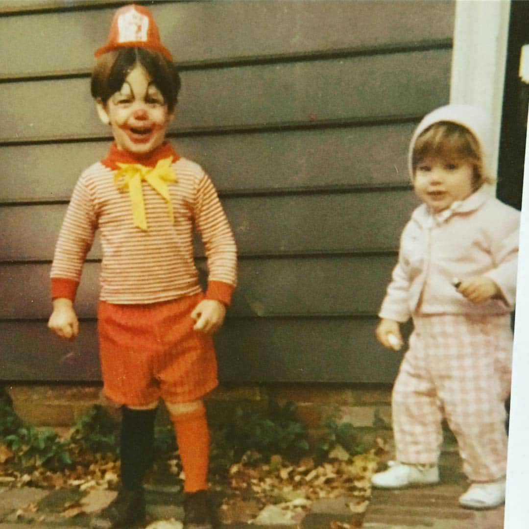 タック・ワトキンスさんのインスタグラム写真 - (タック・ワトキンスInstagram)「#tbt “Mom, why did you put me in two differently colored socks?” “Because I wanted you to get as much attention as possible.” Nicely played, Mom. Nicely played. And pay no attention to my cute little sister, Courtney. 👀 on me.」4月19日 1時44分 - tucwatkins