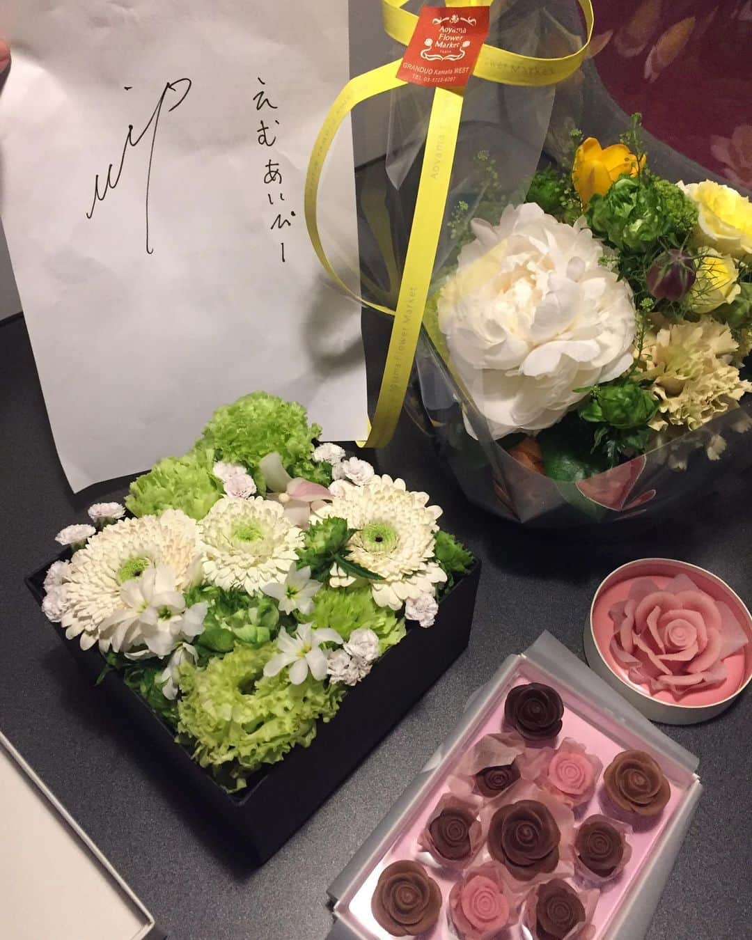 五十嵐麻朝のインスタグラム：「展示会初日 当初予定していたより開催が遅くなってしまいましたが、ようやく展示会を開く事が出来ました！ あっという間に一日が終わったー^ ^ 時間を調整出来るなら、当日のご案内も可能です。 是非、生で見て頂きたいです！ お花や手紙もありがとうね^ ^  #MIP #jewelry #ジュエリー #mipjewelry」