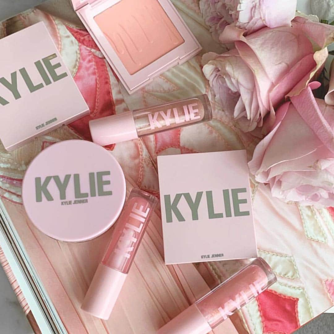 Kylie Cosmeticsさんのインスタグラム写真 - (Kylie CosmeticsInstagram)「what makeup dreams are made of! @amrezy 🌸🌷」4月19日 1時44分 - kyliecosmetics