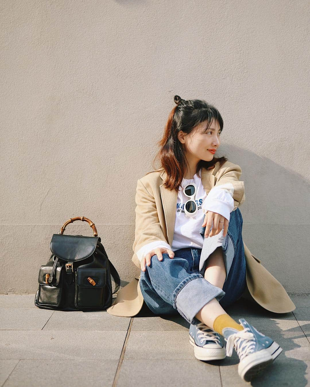 Weiweiさんのインスタグラム写真 - (WeiweiInstagram)「I’m obsessed with the pre-loved ones! This vintage Gucci backpack is my recent favorite! I always love the idea of getting the  luxury for less and making the timeless and unique pieces accessible to more people.  #withfarfetch」4月19日 1時47分 - stylebyvv_