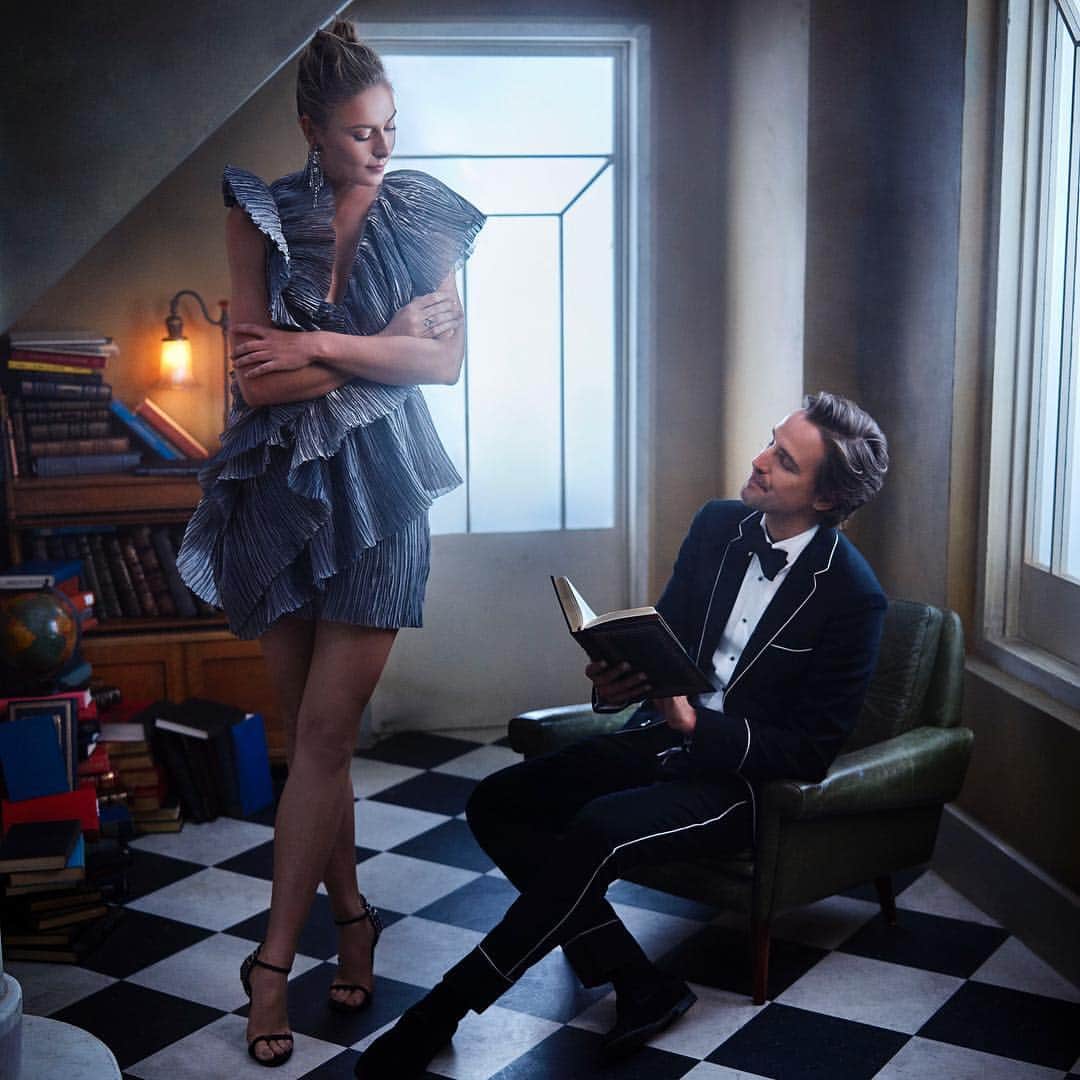 マリア・シャラポワのインスタグラム：「#TBT to this dreamy @markseliger portrait from the Oscar @vanityfair party ❤️」
