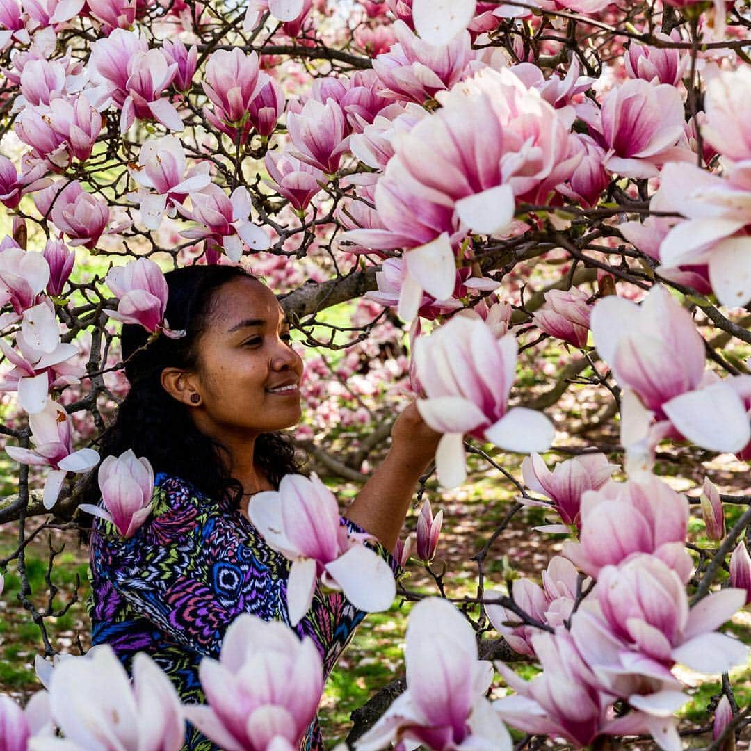 ニューヨーク植物園さんのインスタグラム写真 - (ニューヨーク植物園Instagram)「🌱 As part of #plantlove at NYBG, we’re talking with people from all over the Garden about what inspires their passion for plants and our environment. Today, meet Jessica Tobon, Outreach & Education Coordinator for the NYC Compost Project at NYBG. 💚 . “I love growing plants, learning their names, and watching them change day by day, a passion I discovered back in 2012. After graduating with a business degree, I found myself going through overwhelming family troubles, and my professors recommended I take a chance on something new. Soon after, I completed a six-week landscape architecture program at the Harvard Graduate School of Design. My new career path was clear, and I continued learning about plants while earning a Horticulture Certificate at NYBG, as well as a Master Composter Certificate with the NYC Compost Project. As a plant lover, it’s important for me to help close the cycle between plant cultivation and decomposition. Today I train Bronx volunteers and residents to compost their plant waste, and hopefully help inspire people to become plant lovers themselves.”」4月19日 1時51分 - nybg