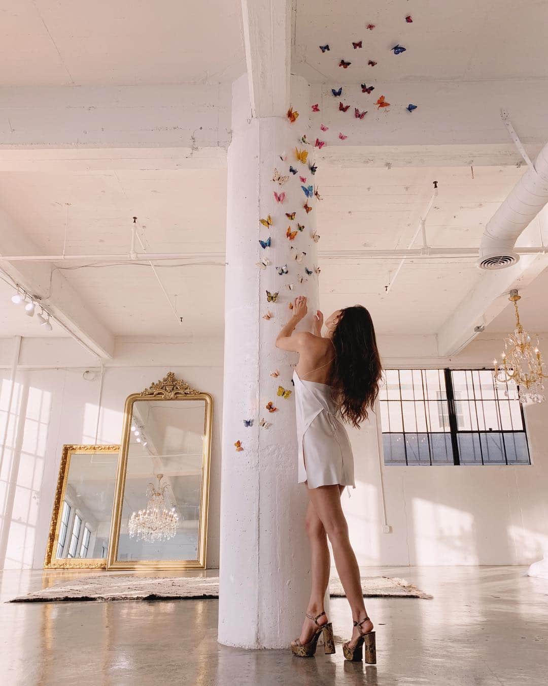 ルミ・ニーリーのインスタグラム：「Final touch 🦋」