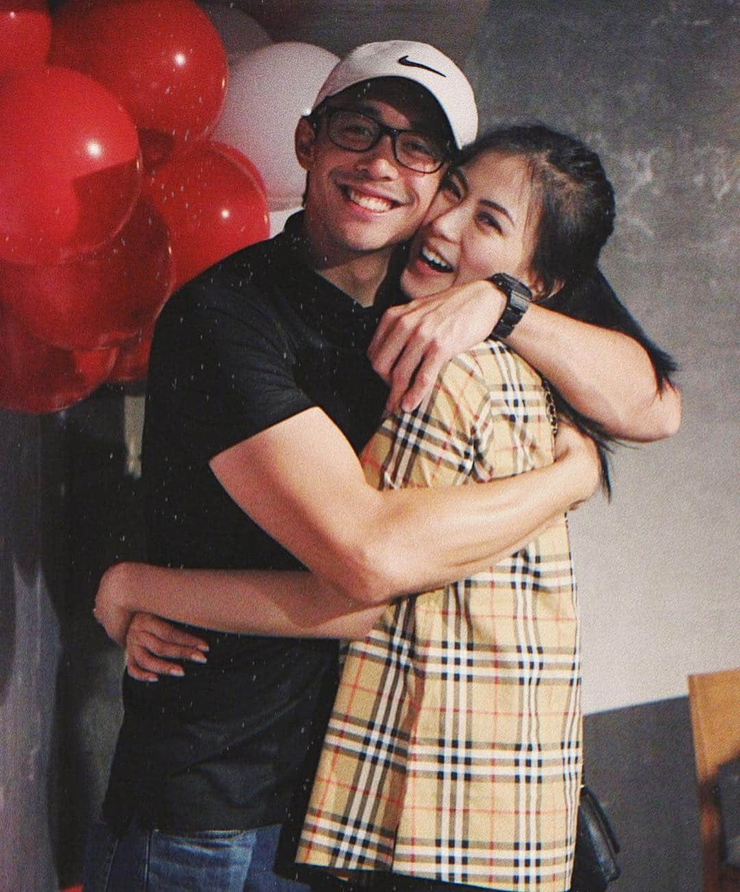 Alex Gonzagaさんのインスタグラム写真 - (Alex GonzagaInstagram)「Successful surprise!!!! Happy birthday to the most selfless man I know! You always think of others’ happiness before yourself. Now, it is time we put you first and make you the happiest! I love you my one and only!! Swipe to see his reaction sa surprise (dyahe sya) 😪」4月19日 1時54分 - cathygonzaga