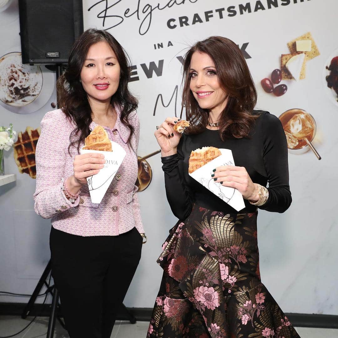 GODIVAさんのインスタグラム写真 - (GODIVAInstagram)「It’s official—we’re open! Big thank you to everyone who came out yesterday to make our #GodivaCafe Grand Opening a success! We loved hanging with @bethennyfrankel, discovering new sweet and savory favorites, and of course, seeing that larger-than-life GODIVA Mocha 🎉. #LoveGodiva」4月19日 2時02分 - godiva