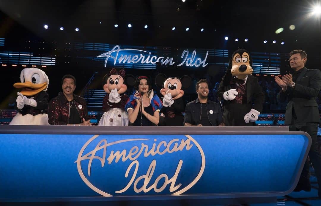 American Idolさんのインスタグラム写真 - (American IdolInstagram)「Heigh-ho, heigh-ho, to Disney Night we go! Last season our judges were joined by some very special guests. #TBT #AmericanIdol」4月19日 2時03分 - americanidol