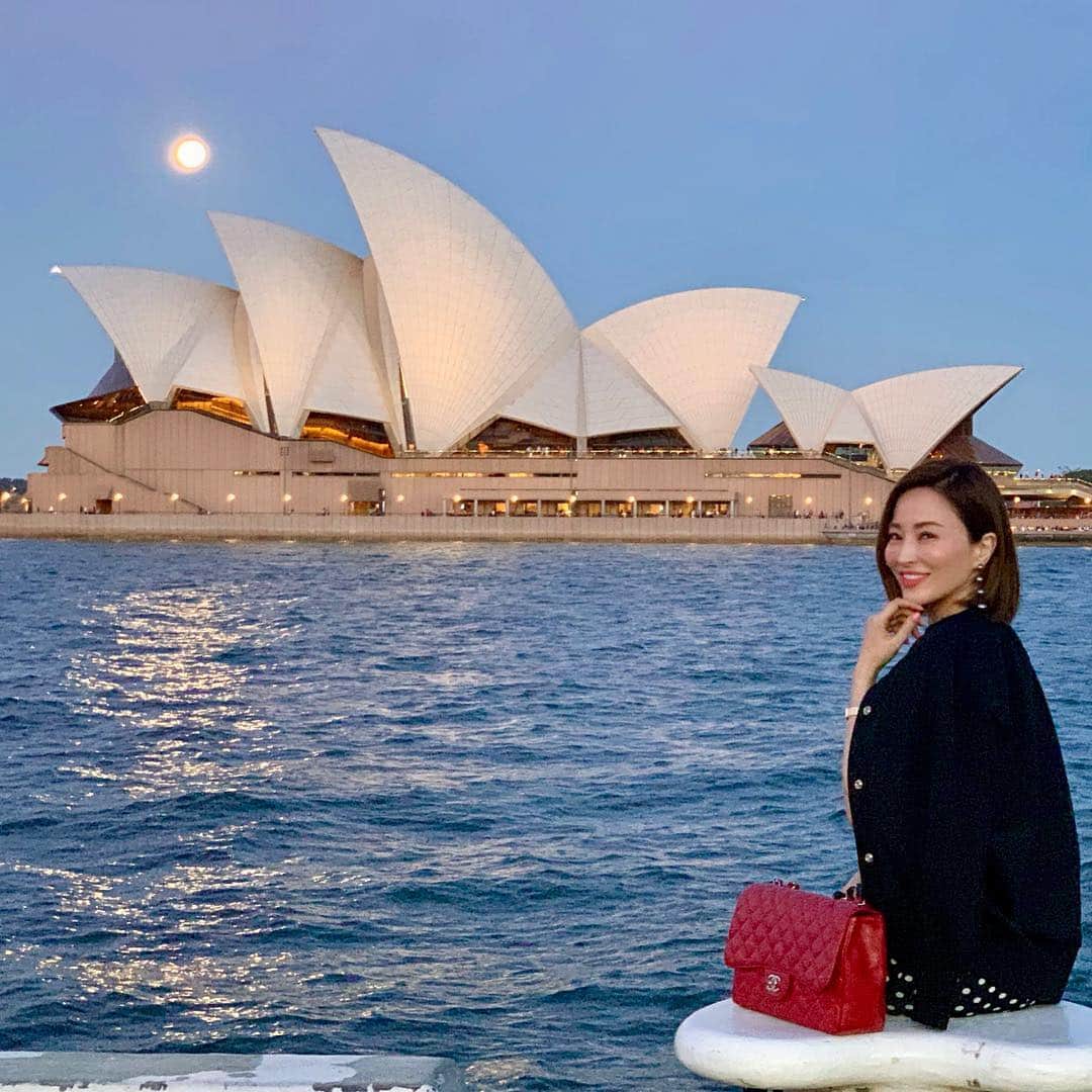 戸田さと美さんのインスタグラム写真 - (戸田さと美Instagram)「ずっと訪れたかった街シドニー。  秋の気配を感じる季節。夕方すこし肌寒いけど、バンコクの真夏から解放された感じがあって気持ちいい。  ここ、シドニーには、中学の頃の大親友がお嫁に行った場所。 行く行く詐欺だったので、遂に来れて本当に嬉しい。  オペラハウスにバーバーブリッジ。街並みも美しく、人も優しい。  すごく素敵な街。  いつか、しばらく住んでみたいな。  息子の留学先候補。 一緒について行っちゃおうかと企む私でした。  #オペラハウス#オーストラリア#シドニー#Sydney#sydney_insta #旅行#trip#travel  #子連れ旅行 #バンコク #bangkok #バンコク生活 #バンコクライフ #バンコクグルメ #バンコクカフェ #バンコク暮らし #バンコク子育て  #cafe #カフェ #ママ#ママライフ #海外移住 #海外移住シングルマザー #シングルマザー#シングルマザーの子育て」4月19日 2時16分 - satomitoda
