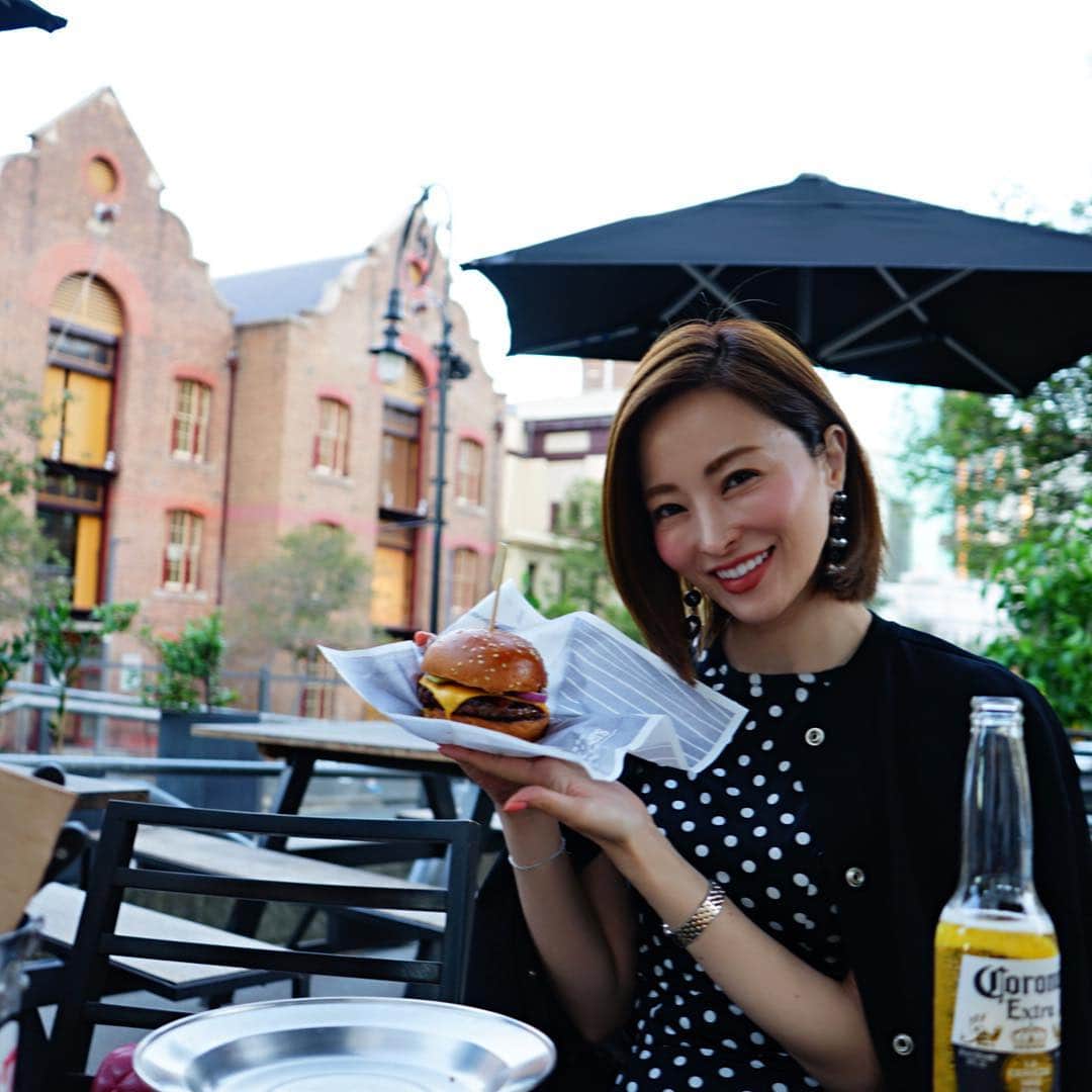 戸田さと美さんのインスタグラム写真 - (戸田さと美Instagram)「ずっと訪れたかった街シドニー。  秋の気配を感じる季節。夕方すこし肌寒いけど、バンコクの真夏から解放された感じがあって気持ちいい。  ここ、シドニーには、中学の頃の大親友がお嫁に行った場所。 行く行く詐欺だったので、遂に来れて本当に嬉しい。  オペラハウスにバーバーブリッジ。街並みも美しく、人も優しい。  すごく素敵な街。  いつか、しばらく住んでみたいな。  息子の留学先候補。 一緒について行っちゃおうかと企む私でした。  #オペラハウス#オーストラリア#シドニー#Sydney#sydney_insta #旅行#trip#travel  #子連れ旅行 #バンコク #bangkok #バンコク生活 #バンコクライフ #バンコクグルメ #バンコクカフェ #バンコク暮らし #バンコク子育て  #cafe #カフェ #ママ#ママライフ #海外移住 #海外移住シングルマザー #シングルマザー#シングルマザーの子育て」4月19日 2時16分 - satomitoda