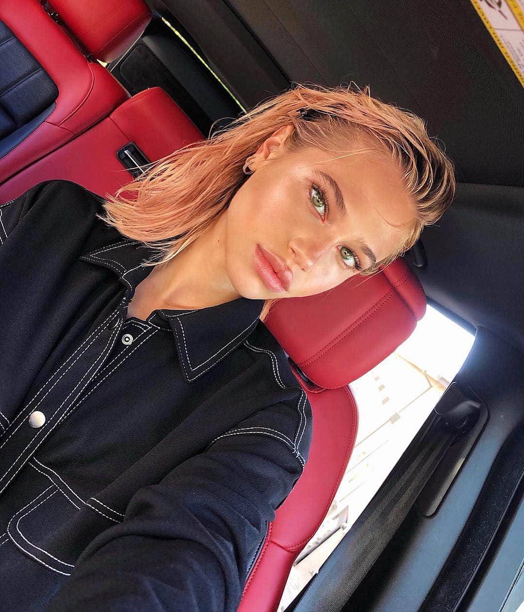 MEREDITH MICKELSONさんのインスタグラム写真 - (MEREDITH MICKELSONInstagram)「on my way to location on yesterday’s shoot but had to take a pic of this makeup & hair @crystallize 🔥❤️」4月19日 2時17分 - meredithmickelson