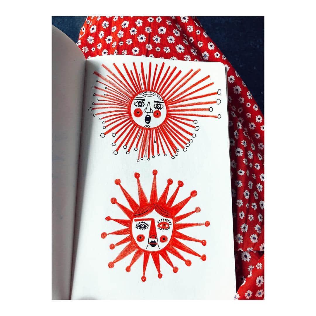 Dinara Mirtalipovaさんのインスタグラム写真 - (Dinara MirtalipovaInstagram)「Wanna take a peek inside my art book? I carry it in my purse along with a red pencil + a gel pen.  #mirdinarasketchbooks #folkart」4月19日 2時28分 - mirdinara