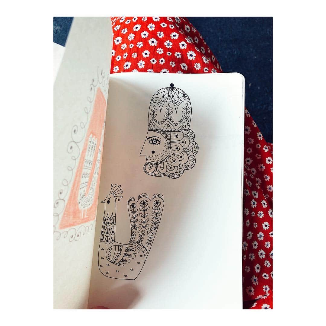 Dinara Mirtalipovaさんのインスタグラム写真 - (Dinara MirtalipovaInstagram)「Wanna take a peek inside my art book? I carry it in my purse along with a red pencil + a gel pen.  #mirdinarasketchbooks #folkart」4月19日 2時28分 - mirdinara