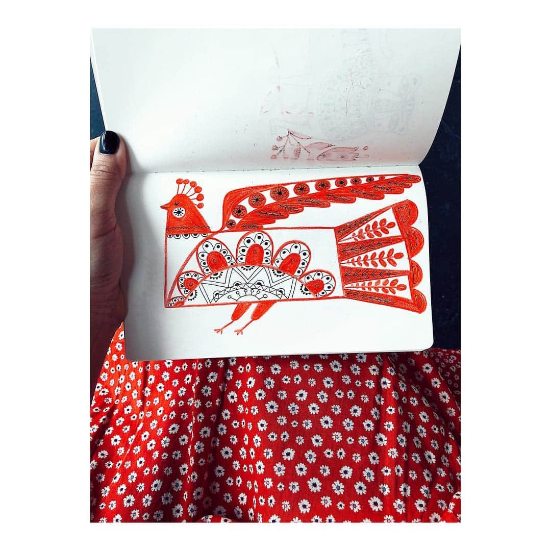 Dinara Mirtalipovaさんのインスタグラム写真 - (Dinara MirtalipovaInstagram)「Wanna take a peek inside my art book? I carry it in my purse along with a red pencil + a gel pen.  #mirdinarasketchbooks #folkart」4月19日 2時28分 - mirdinara