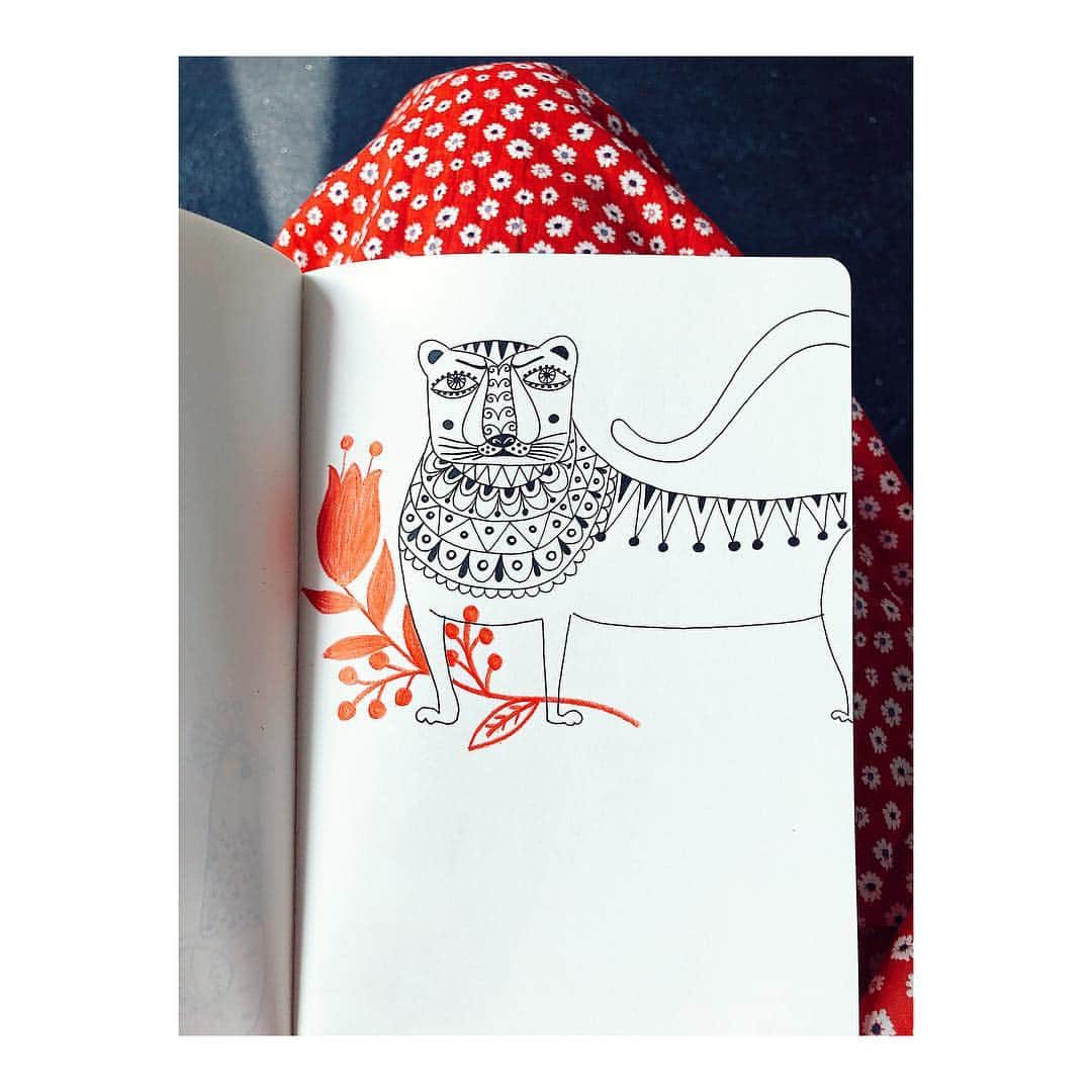 Dinara Mirtalipovaさんのインスタグラム写真 - (Dinara MirtalipovaInstagram)「Wanna take a peek inside my art book? I carry it in my purse along with a red pencil + a gel pen.  #mirdinarasketchbooks #folkart」4月19日 2時28分 - mirdinara