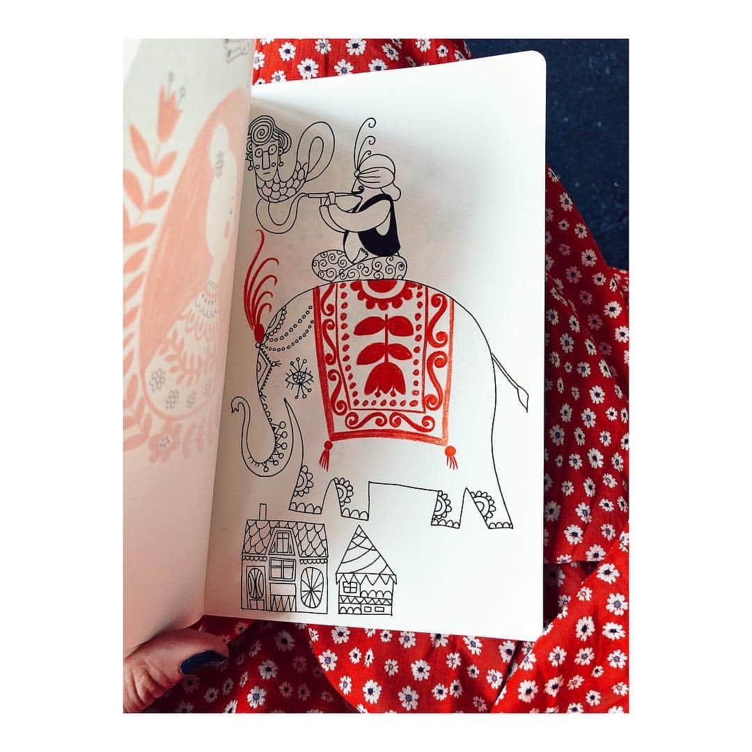 Dinara Mirtalipovaさんのインスタグラム写真 - (Dinara MirtalipovaInstagram)「Wanna take a peek inside my art book? I carry it in my purse along with a red pencil + a gel pen.  #mirdinarasketchbooks #folkart」4月19日 2時28分 - mirdinara