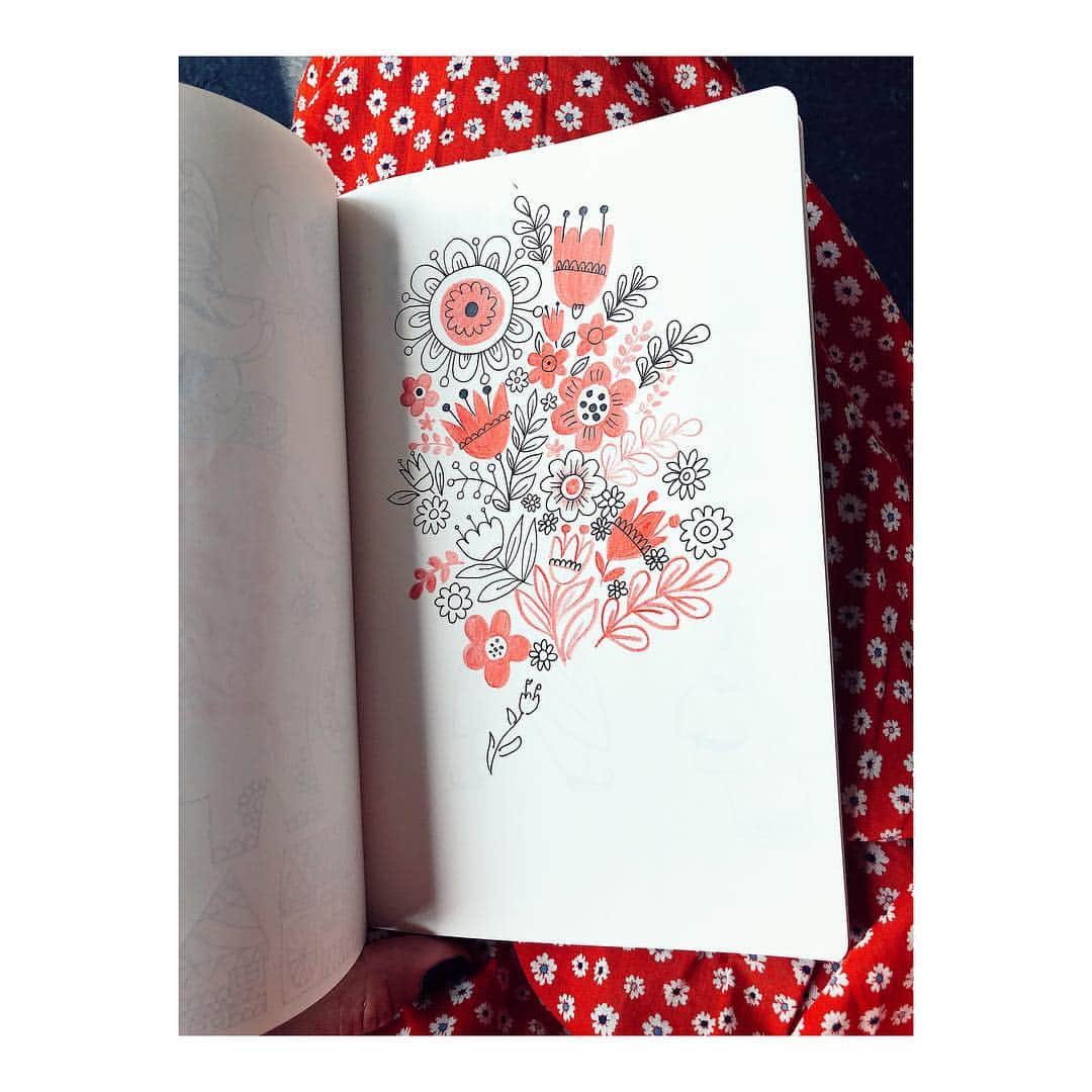 Dinara Mirtalipovaさんのインスタグラム写真 - (Dinara MirtalipovaInstagram)「Wanna take a peek inside my art book? I carry it in my purse along with a red pencil + a gel pen.  #mirdinarasketchbooks #folkart」4月19日 2時28分 - mirdinara
