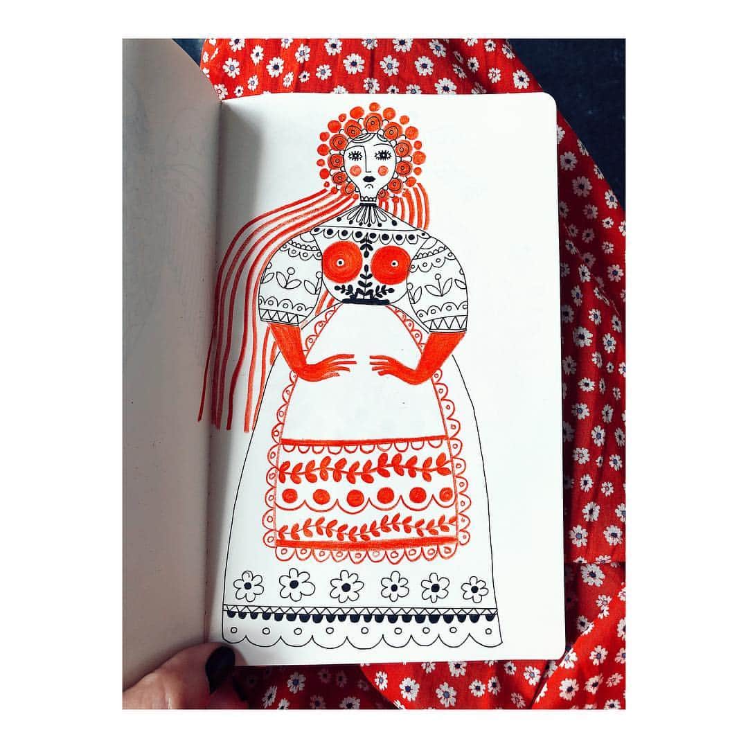 Dinara Mirtalipovaさんのインスタグラム写真 - (Dinara MirtalipovaInstagram)「Wanna take a peek inside my art book? I carry it in my purse along with a red pencil + a gel pen.  #mirdinarasketchbooks #folkart」4月19日 2時28分 - mirdinara