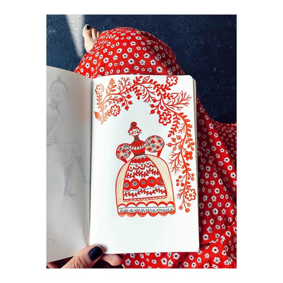 Dinara Mirtalipovaさんのインスタグラム写真 - (Dinara MirtalipovaInstagram)「Wanna take a peek inside my art book? I carry it in my purse along with a red pencil + a gel pen.  #mirdinarasketchbooks #folkart」4月19日 2時28分 - mirdinara