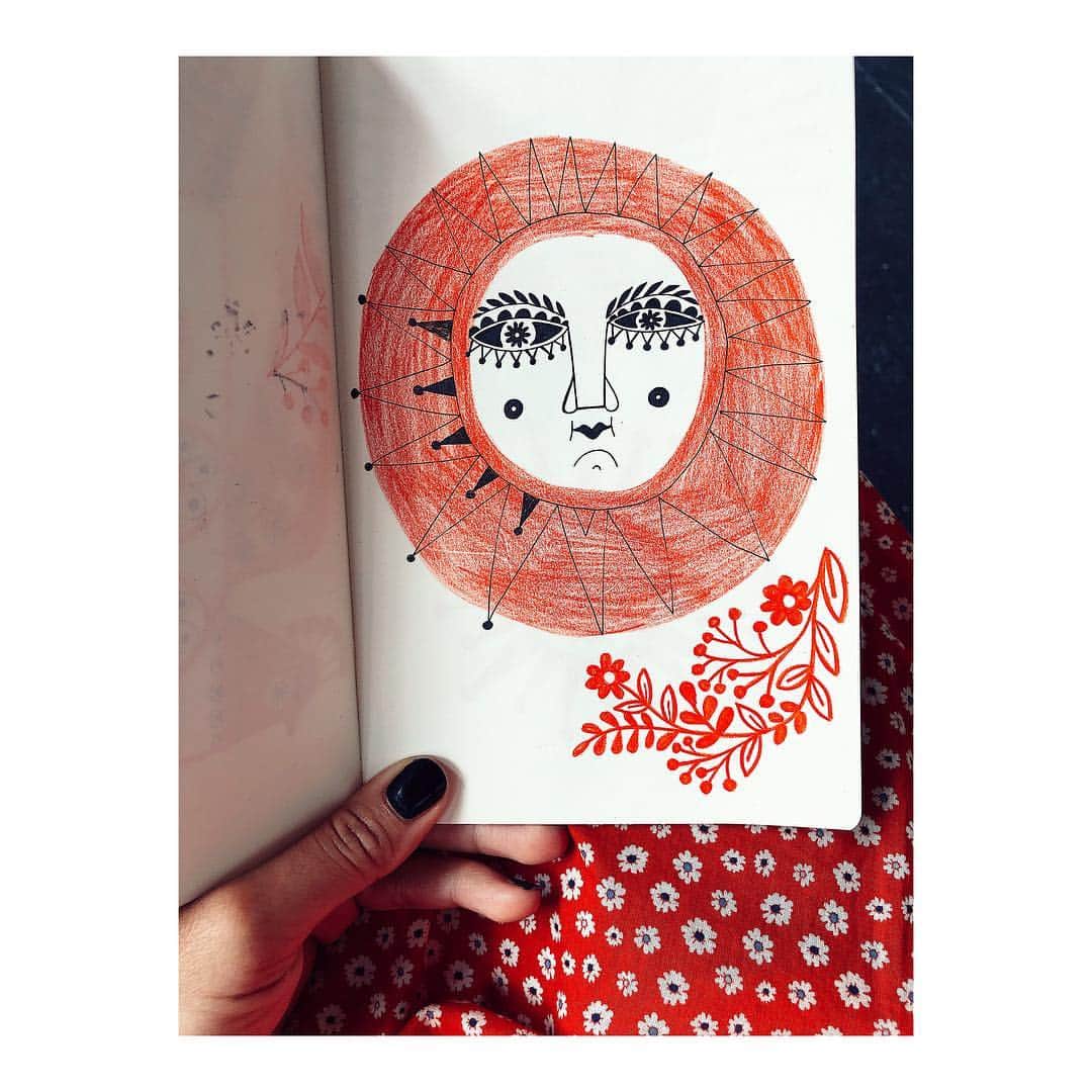Dinara Mirtalipovaさんのインスタグラム写真 - (Dinara MirtalipovaInstagram)「Wanna take a peek inside my art book? I carry it in my purse along with a red pencil + a gel pen.  #mirdinarasketchbooks #folkart」4月19日 2時28分 - mirdinara
