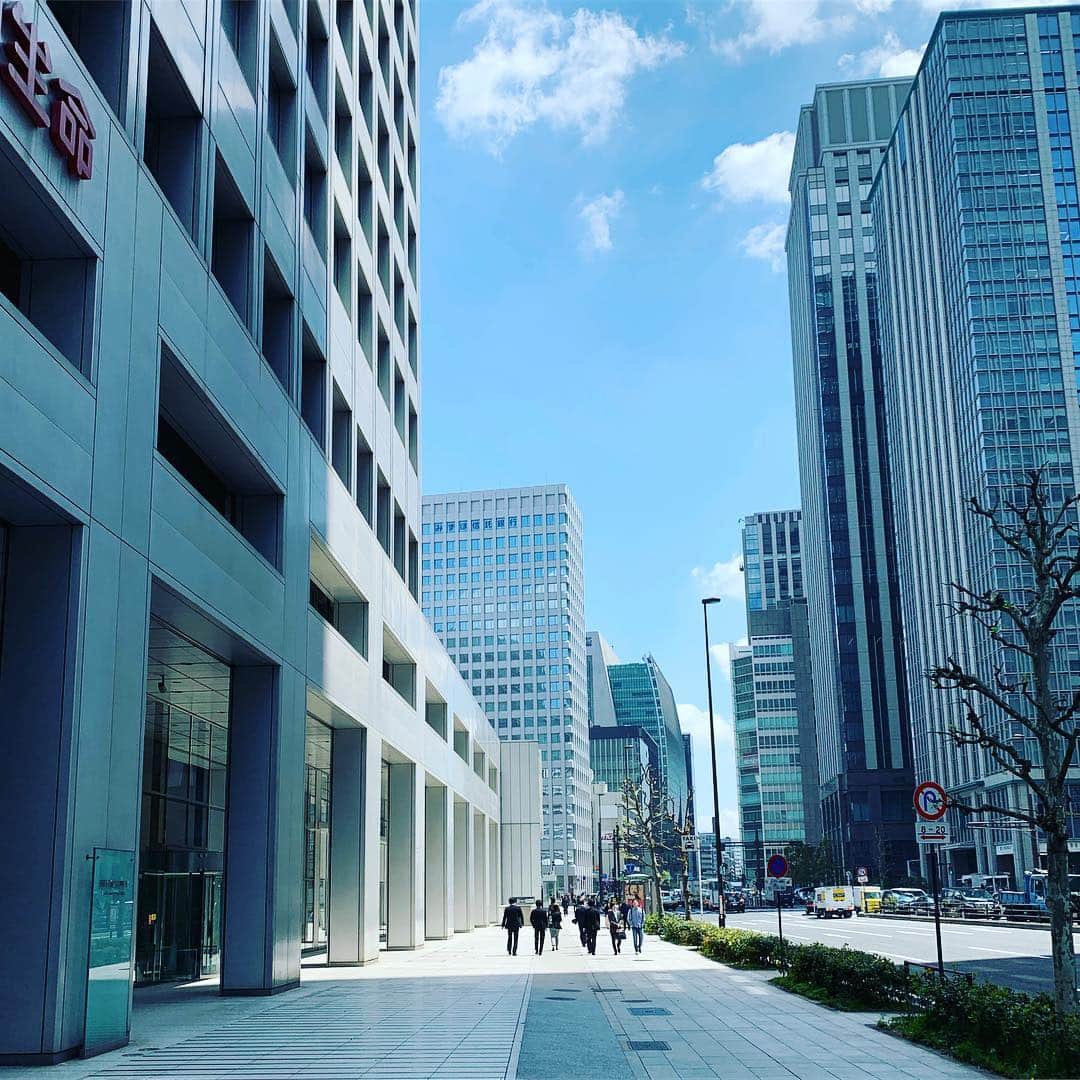 西田善太さんのインスタグラム写真 - (西田善太Instagram)「なんでだか一瞬、イタリアみたいと思った丸の内。だから歩くのはやめられない。 #街は歩いている人に優しい」4月19日 2時20分 - zentanishida