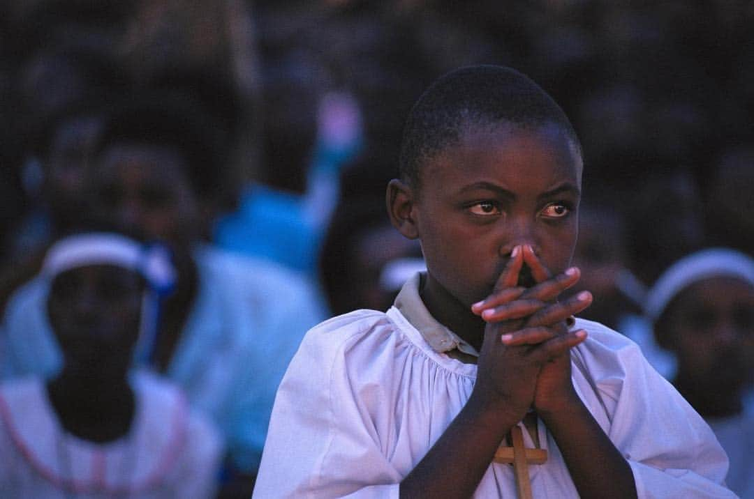 thephotosocietyさんのインスタグラム写真 - (thephotosocietyInstagram)「Seeds of hope? Photo by @joemcnallyphoto. This was shot during dark times, at a church service at a refugee camp in the aftermath of the Rwandan genocide. Today, as Rwanda engages in a 100 day mourning period to commemorate and observe the 25th anniversary of the horrific events of the genocide, there is reason to hope. Reconciliation has occurred, and a rebuilding of the shattered country. The country’s eco-tourism industry is growing, and helping the economy grow and sustain. #hope #rebuild #rwanda」4月19日 2時24分 - thephotosociety