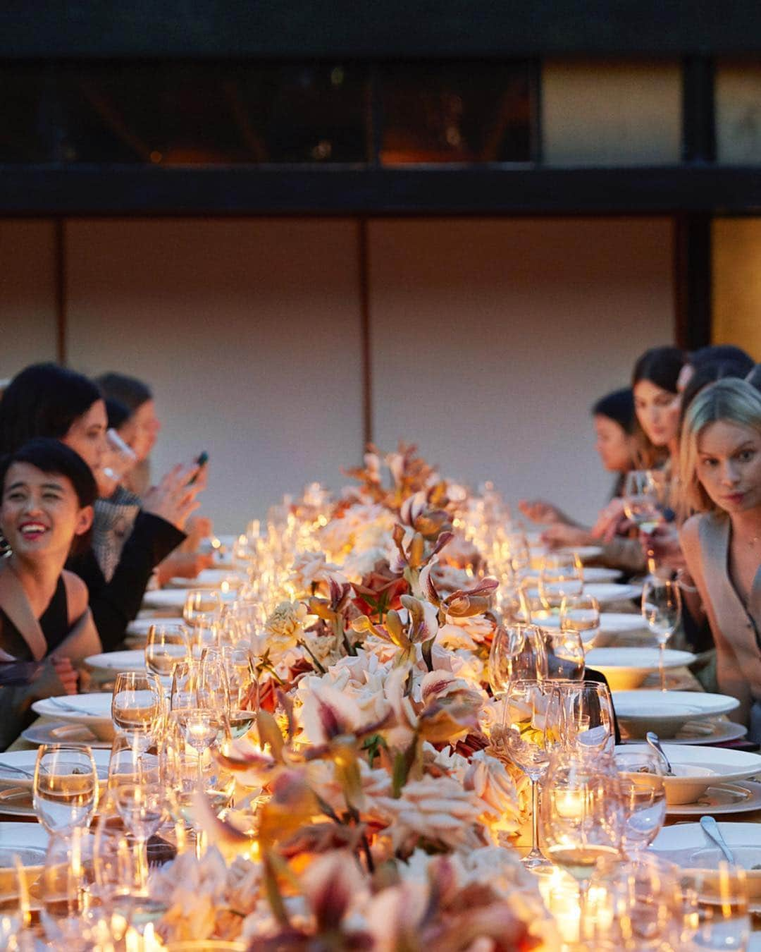 Burberryさんのインスタグラム写真 - (BurberryInstagram)「A celebration of #TheTBbag . #Burberry hosts a sunset dinner in Los Angeles, with a performance by #AmaLou . #ThomasBurberryMonogram #BurberryGeneration」4月19日 2時35分 - burberry