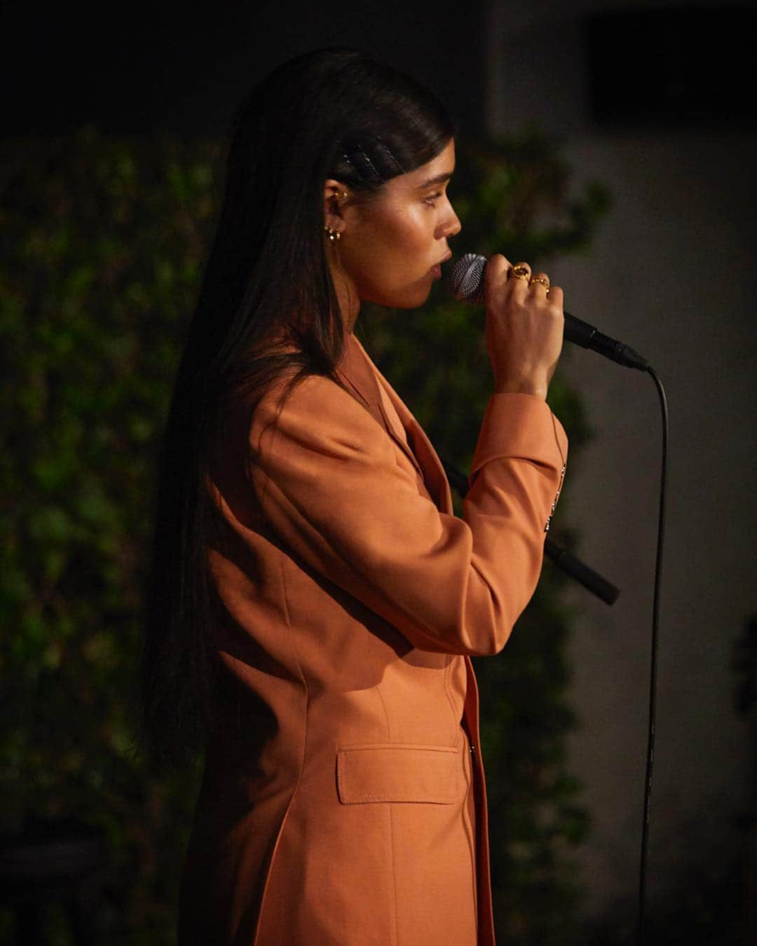 Burberryさんのインスタグラム写真 - (BurberryInstagram)「A celebration of #TheTBbag . #Burberry hosts a sunset dinner in Los Angeles, with a performance by #AmaLou . #ThomasBurberryMonogram #BurberryGeneration」4月19日 2時35分 - burberry