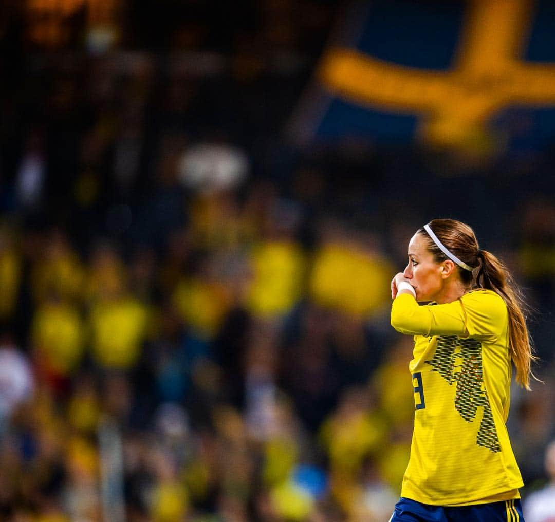 コソヴァレ・アスラニさんのインスタグラム写真 - (コソヴァレ・アスラニInstagram)「Can you believe it’s only 50 days left until the World cup begins in 🇫🇷? This #fifawwc will without a doubt be the biggest in the history of Women’s football🔥 #swewnt」4月19日 2時36分 - asllani9