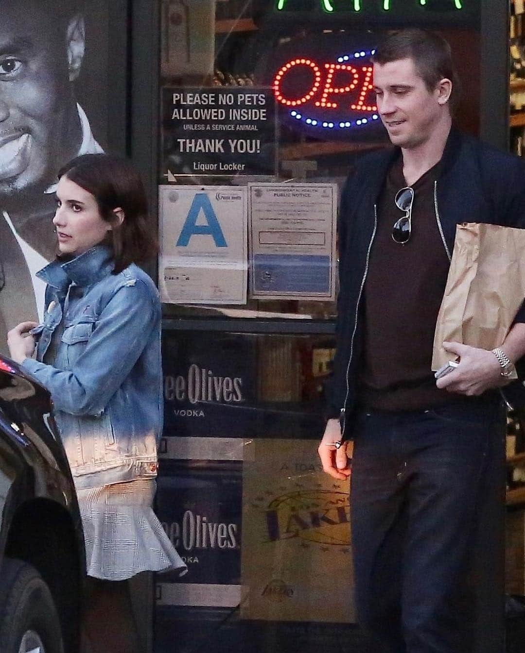 Just Jaredさんのインスタグラム写真 - (Just JaredInstagram)「New couple @emmaroberts and Garrett Hedlund enjoy a night out together!  #EmmaRoberts #GarrettHedlund Photos: Backgrid」4月19日 2時33分 - justjared