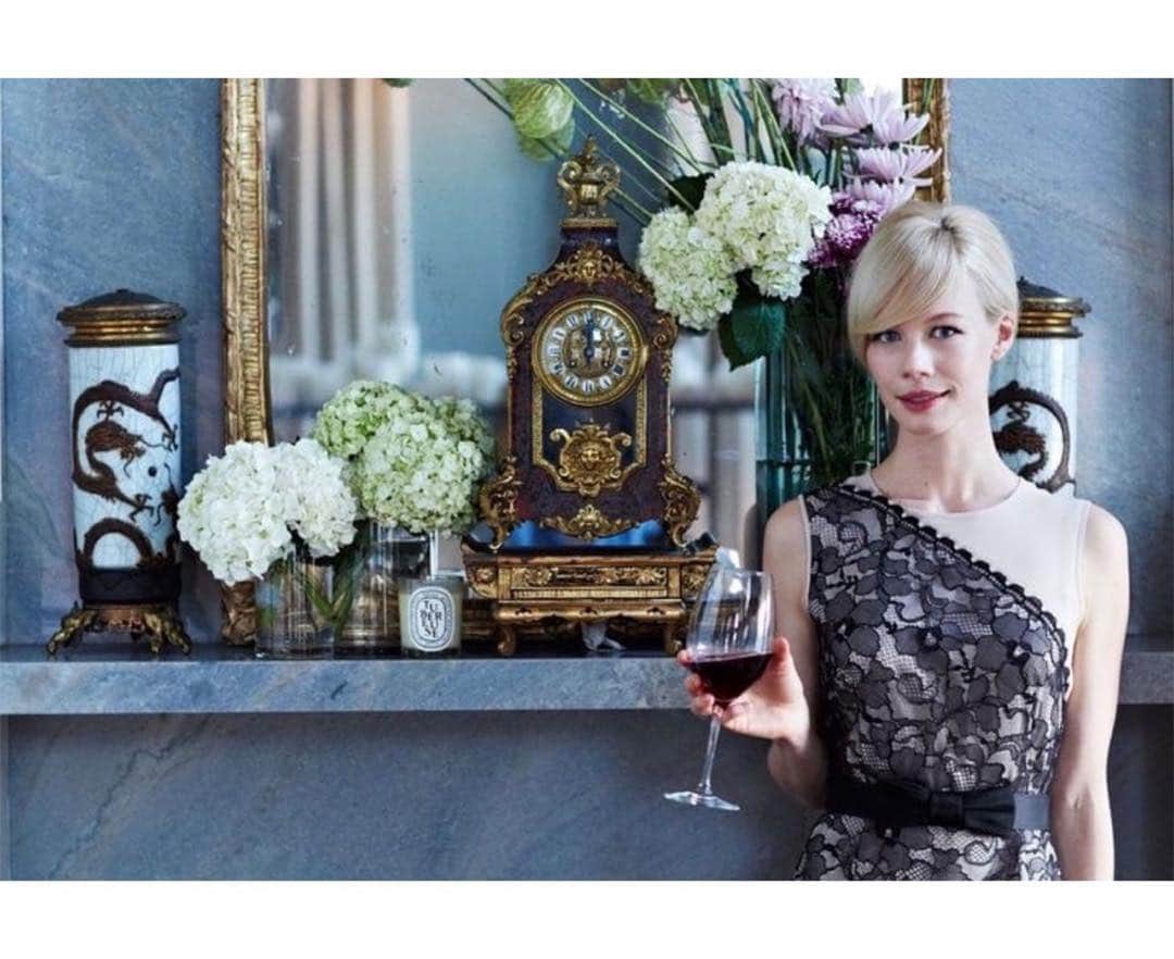 エリン フェザーストンのインスタグラム：「TB to me pre-baby (missing my waistline right about now) and pre-renovation in my NYC apartment. This picture was taken for @foodandwine for a dinner party I hosted for @chefbianco. I’m sharing this shot in the build up to the big reveal of my NYC renovation because this marble fireplace and mantel actually drove me crazy for years. I did my best to style it out and make it work, but I never liked it. This wall is one of my favorite parts of the 2.0 version of my loft- can’t wait to show you soon! I’m posting more “before” shots of this apartment today in my stories! #thefetherednest」