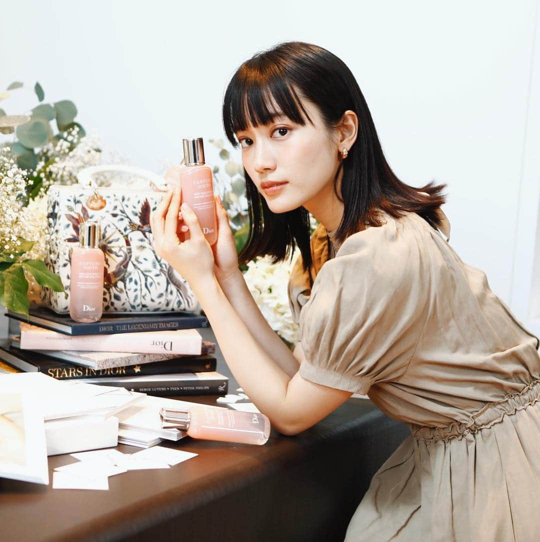 甲斐まりかさんのインスタグラム写真 - (甲斐まりかInstagram)「Thank you @diorskincare 🌸 Diorの #カプチュールユース の美容液とクリームを普段から愛用していて、今回は新しくでた化粧水を試してみました！ パパイヤの成分が入っていて、肌のターンオーバーをサポートしてくれるみたい。 ちなみに、私のお気に入りの美容液はグロウブースターとインテンスオイル！ このシーリーズを使い始めて、乾燥も気にならなくなった気がするから、ライン使いするの楽しみ〜🥺」4月18日 17時47分 - mari_ka95