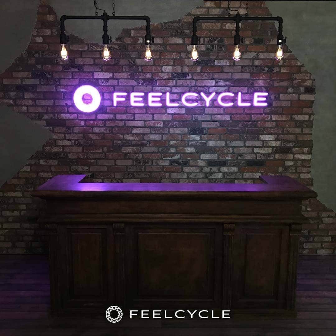 FEELCYCLE (フィールサイクル) さんのインスタグラム写真 - (FEELCYCLE (フィールサイクル) Instagram)「. ◆New Studio Open Information◆ . 4/19(Fri) FEELCYCLE KYOBASHI(OSAKA) OPEN!! .  明日より京橋（大阪）でレッスンが始まります。 . スタッフ一同皆様のお越しをお待ちしております。 . ≪FEELCYCLE KYOBASHI≫  大阪府大阪市都島区東野田町2-9-7 K2ビル B1F . ≪キャンペーン情報≫ 入会キャンペーンを実施中！  詳しくはWEBサイトをご覧ください。 . ≪APPAREL情報≫ KYOBASHI限定Tシャツを数量限定で販売！ 着心地の良さを感じてみてください。 . ■Lady's KBS OPEN Tシャツ ￥8,500(本体価格￥7,870)  SIZE:S,M  COL:BEG/GRN . ■Men's KBS OPEN Tシャツ ￥8,500(本体価格￥7,870)  SIZE:M,L  COL:BEG/GRN . #feelcycle #フィールサイクル #morebrilliant #itsstyle #notfitness #音楽とひとつになる #feel #cycle #mylife #hello #kyobashi #feelcyclekbs」4月18日 17時47分 - feelcycle_official