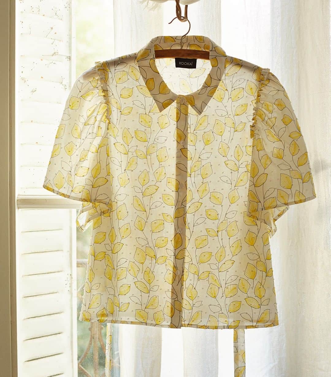 クーカイのインスタグラム：「Pressez la vie comme un citron! 🍋 Retrouvez notre chemise Lemon en boutique et en ligne sur kookai.fr . . . #kookaiette #fashion #outfit #style」