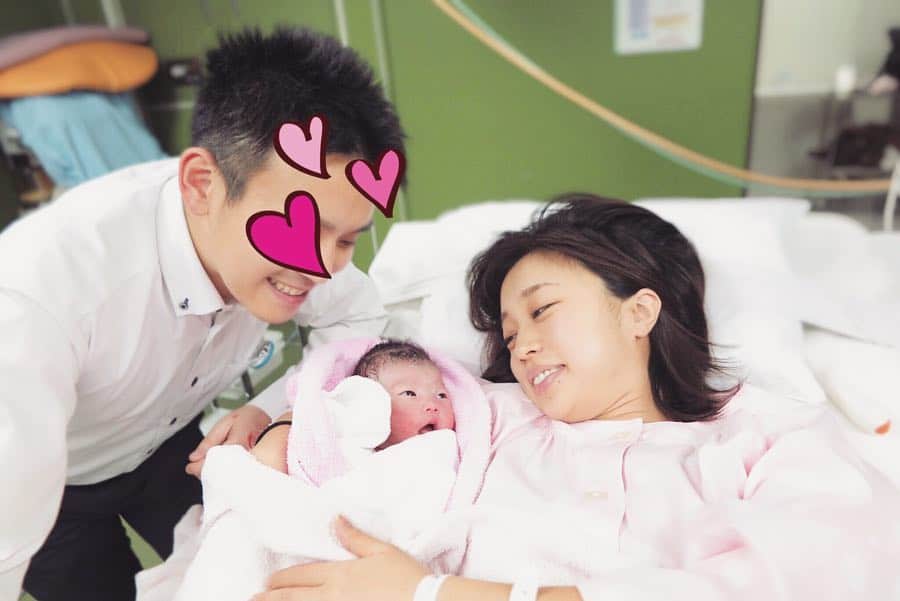 のインスタグラム：「【ご報告】 . 本日0時26分、 第一子を出産致しました。 . 2,940gの元気な女の子です💕 . . 4時間32分のスピード出産でした👶🏻 . . 世界で1番愛おしい小さな小さな命に、とっても感動しています。 . . これから夫婦二人で大切に育て、守っていきたいと思います。 . 入院時から見守っていただいた皆様、本当にありがとうございました🙏🏻✨ たくさんご心配をおかけしました😭 . また詳しい事はブログに書いていこうと思います。 . . 引き続き宜しくお願い致します。 . . 2019.4.18 DJ YURiA . . #出産報告 #出産 #37週 #スピード出産 #母になる #親子 #平成最後のベビー #ぷにぷに #ぷに子 #新生児 #mommy #mom #baby #私の二重アゴやばい」