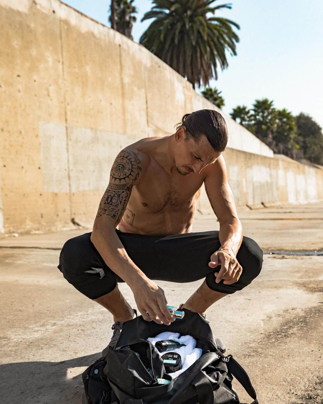 Zlatan Ibrahimović Parfumsさんのインスタグラム写真 - (Zlatan Ibrahimović ParfumsInstagram)「The best combo, Hair&Body Wash and Deo Roll. ZLATAN SPORT Hair & Body Wash is a combined cleanser for the hair and body. Soft, foamy and suitable for everyday use.  ZLATAN SPORT Antiperspirant Deodorant Roll-on is an effective antiperspirant with active substances designed to effectively fight back sweat and bad odours throughout the day.  #zlatansport  #therightroutine  #zlatanibrahimovicparfums」4月18日 17時57分 - zlatanibrahimovicparfums