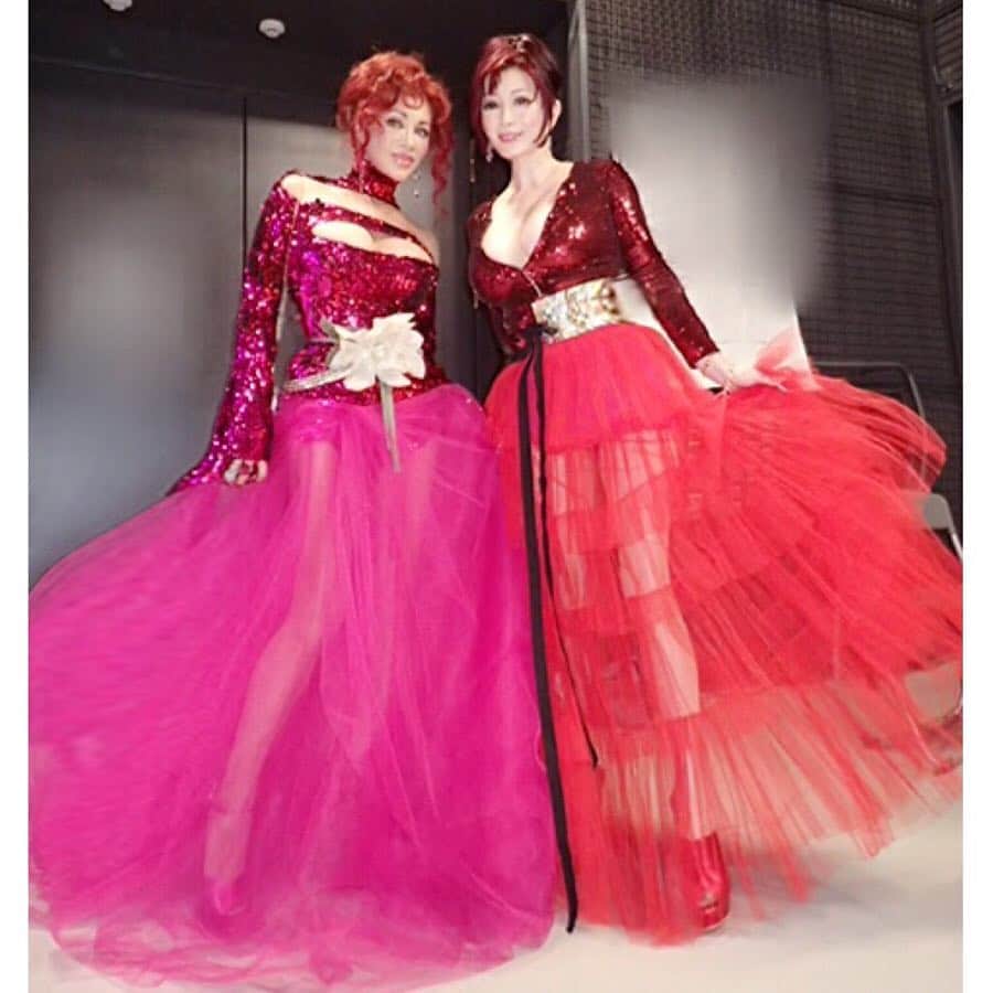 叶姉妹のインスタグラム：「「なにより大切なこと🦋✨」 自分の心に  率直に、  素直に  誠実に 「いま」「ここ」で、  全身でその 「瞬間」に 向かい合うこと。  わたくしにとっては  それが何より大切なこと。💋 ✨ 『オーダーメイドの人生💋✨』 「人生は選択の繰り返し」  と言いましたが、  選択することそのものを  おこたっていると、  大きな選択に  迫られたときに、  何をどう選び抜き、  決めればよいのか  わからなくなります。  一瞬一瞬の  丁寧な選択で  自分にフィットした  オーダーメイドの人生を  手に入れましょう。💋✨」 これは、 私のお気に入りの ファビュラスな姉の人生の格言たちですよ😋💓 私達の愛する大切な皆さんが ピースフルな人生を お過ごしになられますように😘💖 💜ファビュラスな💖超絶セクシー💋シースルードレスのなかよし2ショットはハリウッド最新作ですよ。🦋✨ #シースルードレス #ドレス #amazing  #heavenly #バラの香り #precious #fabulous  #叶姉妹  #バレンチノ #モスキーノ#heaven #happy #ファビュラス #angel #宇宙 #jojo #コミケ #叶 #叶ポージングエクササイズ #peace  #peaceful #あなたに #lgbtq #至福 #幸運 #天使 #女神 #愛するあなたへって」
