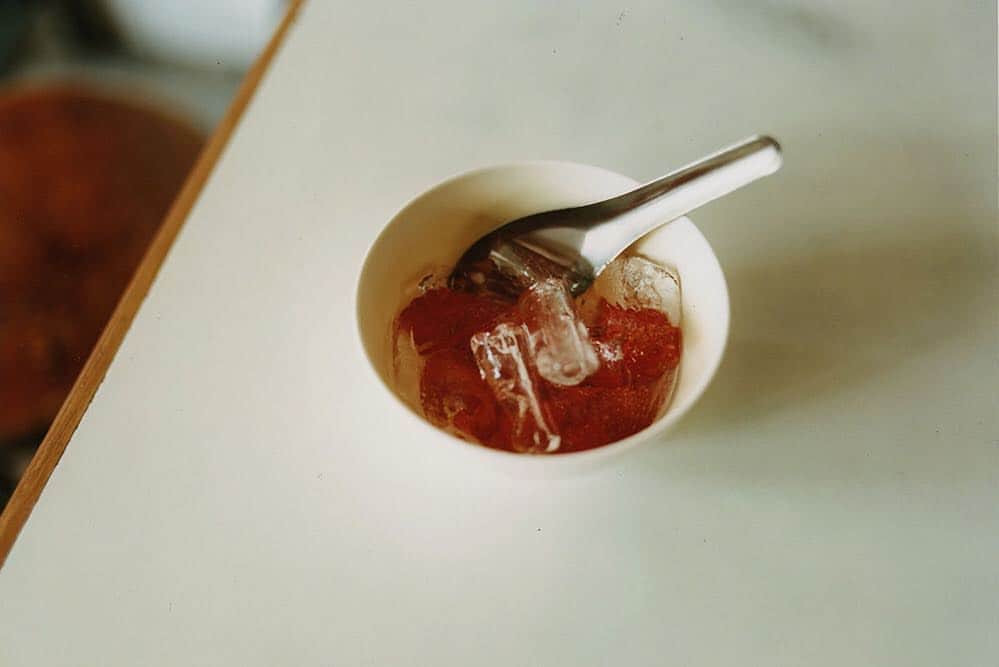 世界のKitchenから公式さんのインスタグラム写真 - (世界のKitchenから公式Instagram)「【ソルティライチができる前は……】 ・ ライチと塩で「ソルティライチ」。今となっては当たり前のコンビ？ただ2010年にタイのチェンマイで「ローイゲーオ」というデザートを食べた時は「果物に、し、塩ですか？」と、びっくり二度聞きしたものです。 ・ 果物を塩漬けにし、ひと晩寝かせることで、甘みが引き締まる。それは暑い季節、旬の果物をおいしく食べてさわやかに乗り切る、タイならではの知恵でした。 ・ 現地ではいろいろな果物を使いますが、私たちは「ライチが一番合う！」と確信。「ソルティライチ」が生まれるに至ったのです。 ・ Photo by Yoko Takahashi ・ #世界のkitchenから　#世界のキッチンから　#世界の旅　#食と暮らし　#旅　#キッチン　#世界　#ソルティライチ　#ライチ　#沖縄海塩　#塩と果物　#果物　#塩　#氷　#熱中症対策　#熱中症　#タイ　#沖縄　#thailand　#夏　#暑い　#チェンマイ　#水分補給　#ローイゲーオ　#高橋ヨーコ　#yokotakahashi」4月18日 18時00分 - sekai_kitchen