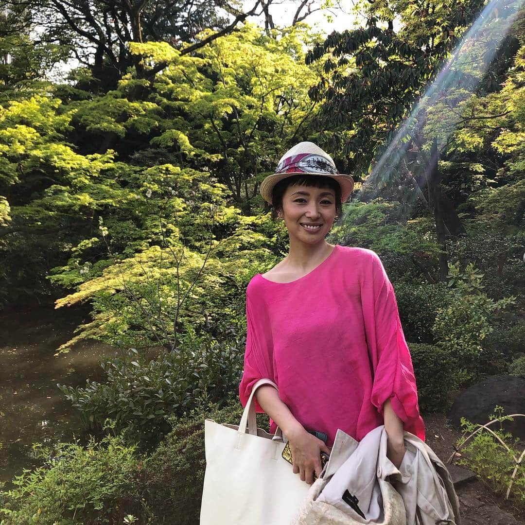 田中美里さんのインスタグラム写真 - (田中美里Instagram)「京子ちゃんに光が、、。 やっぱり何か持ってるな。 そして @jin_no_beat_shite_cassie  の帽子を素敵に被りこなしてくれてる。 ありがとう。  #根津美術館 #庭園 #楊原京子  @kyoko.yanagihara」4月18日 18時09分 - misatotanaka77