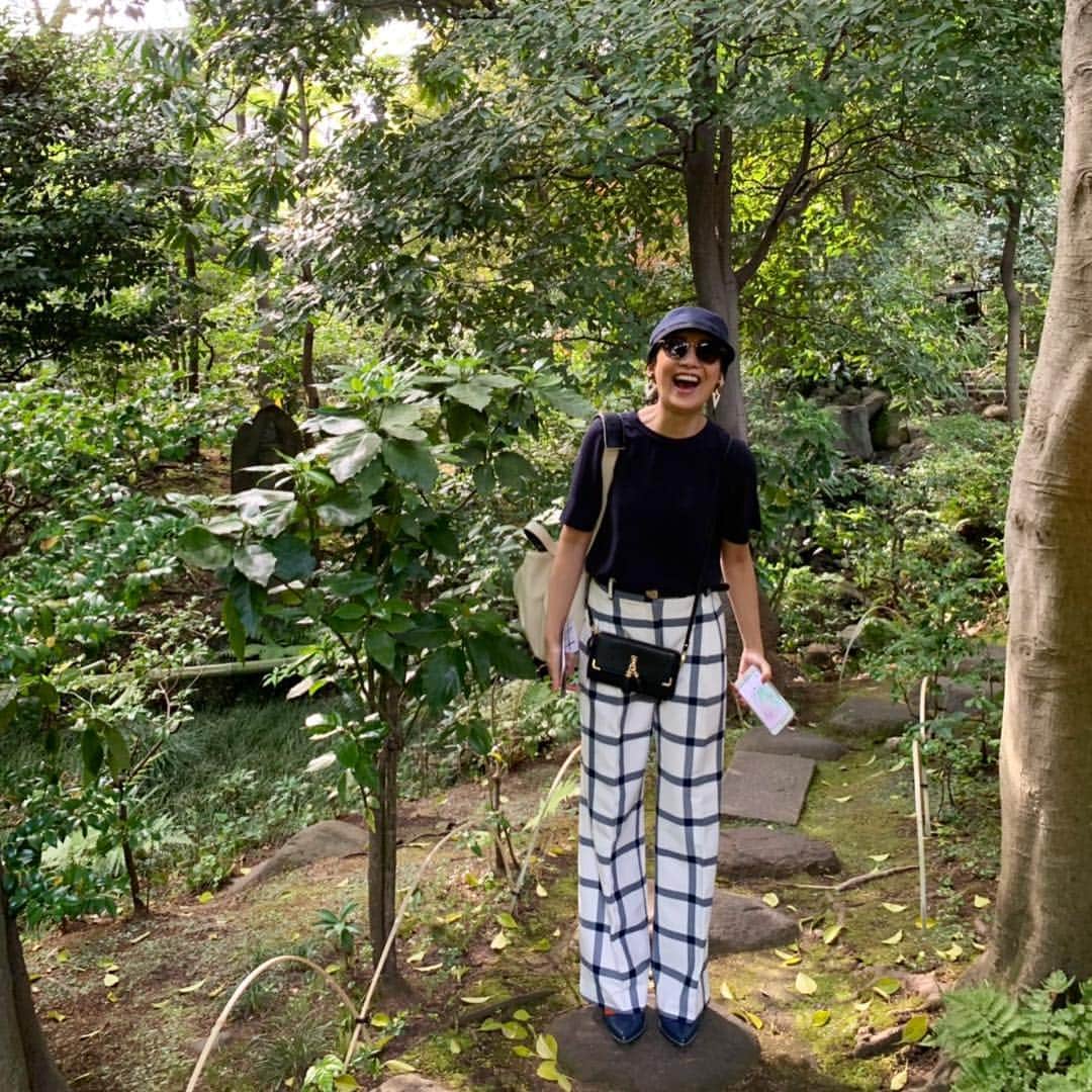 田中美里さんのインスタグラム写真 - (田中美里Instagram)「京子ちゃんと根津美術館へ。 あったかくてお散歩日和 何故か大爆笑な私。  あ、そういえば、いいね！できなくなっちゃった。原因分からず、、。 なので、しばらくみなさんのインスタに無反応ですが、どうぞよろしくお願します！  #根津美術館 #庭園 #お気に入りの場所 #南青山 #カメラマンは京子ちゃん #楊原京子  @kyoko.yanagihara」4月18日 18時05分 - misatotanaka77
