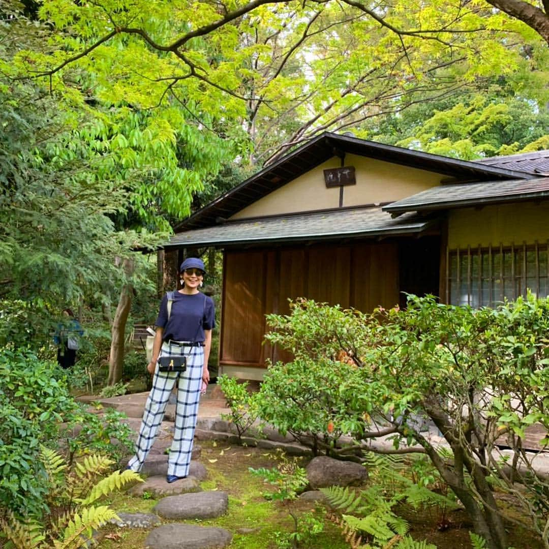 田中美里さんのインスタグラム写真 - (田中美里Instagram)「京子ちゃんと根津美術館へ。 あったかくてお散歩日和 何故か大爆笑な私。  あ、そういえば、いいね！できなくなっちゃった。原因分からず、、。 なので、しばらくみなさんのインスタに無反応ですが、どうぞよろしくお願します！  #根津美術館 #庭園 #お気に入りの場所 #南青山 #カメラマンは京子ちゃん #楊原京子  @kyoko.yanagihara」4月18日 18時05分 - misatotanaka77