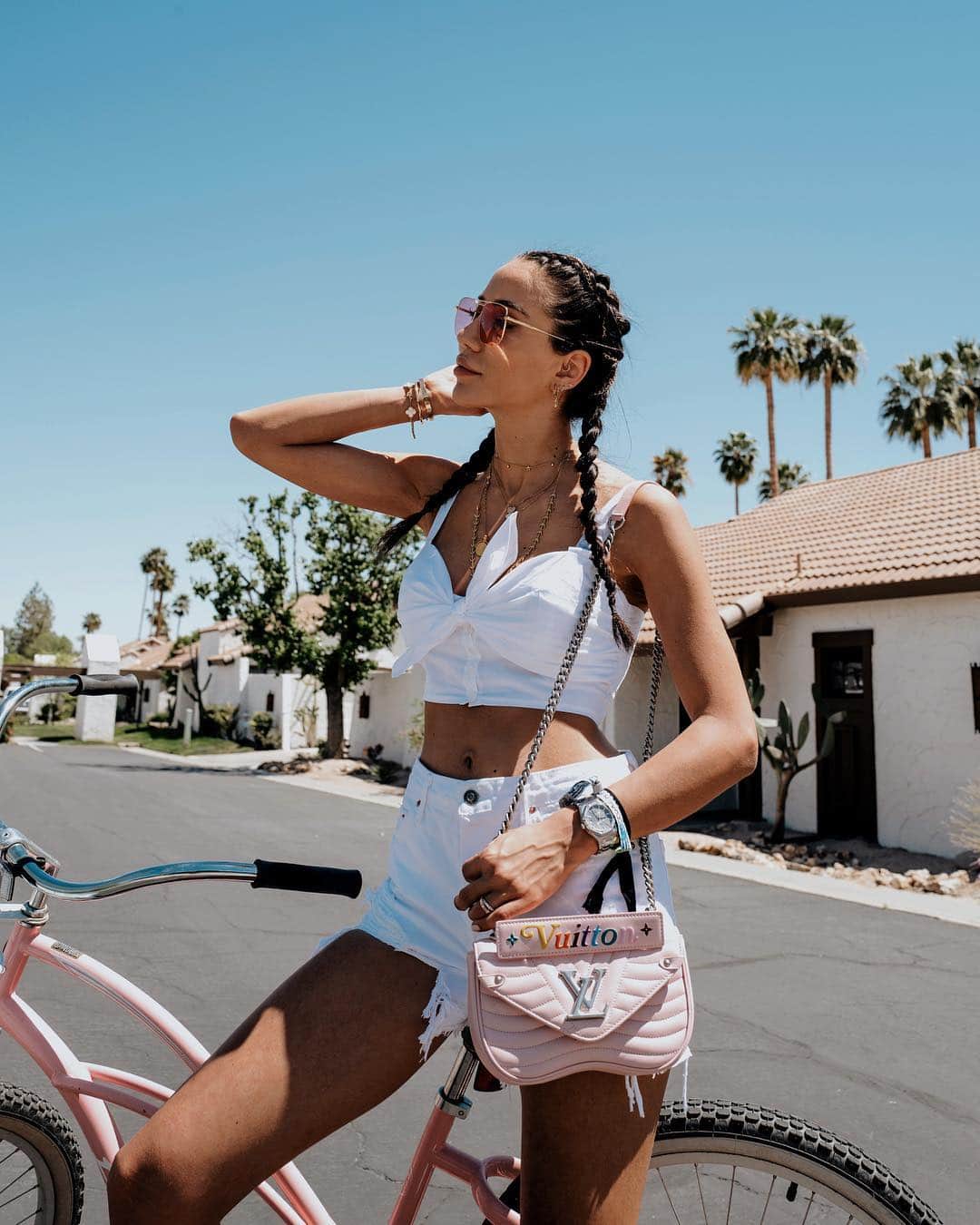 Tamara Kalinicさんのインスタグラム写真 - (Tamara KalinicInstagram)「Taking out ny new @louisvuitton #lvnewwave for a spin in Palm Springs! It matches my pink bike perfectly - coincidence, or not?😉 #prgift」4月18日 18時07分 - tamara