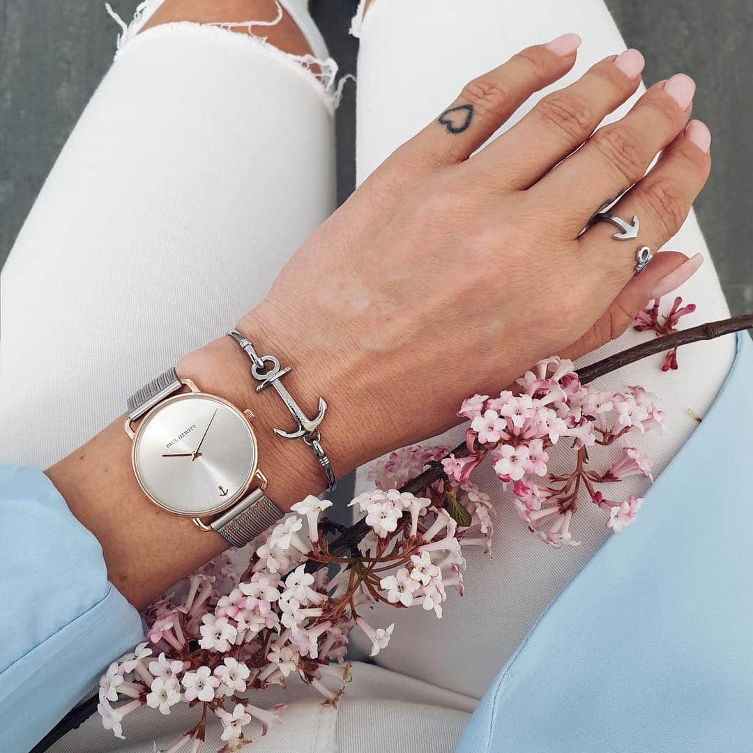 PAUL HEWITTさんのインスタグラム写真 - (PAUL HEWITTInstagram)「Happiness blooms from within. 🌼 Our Miss Ocean Bicolor is just perfect for the upcoming season of summer! ⚓ (photo @ju.st.style) #getAnchored #paulhewitt #missocean #anchorcuff #ancuff __ #happiness #flowers #flowery #fwis #ootd #womenbest #bicolor #rosegold #summer #summerfeeling #summeressentials #accessory」4月18日 18時08分 - paul_hewitt