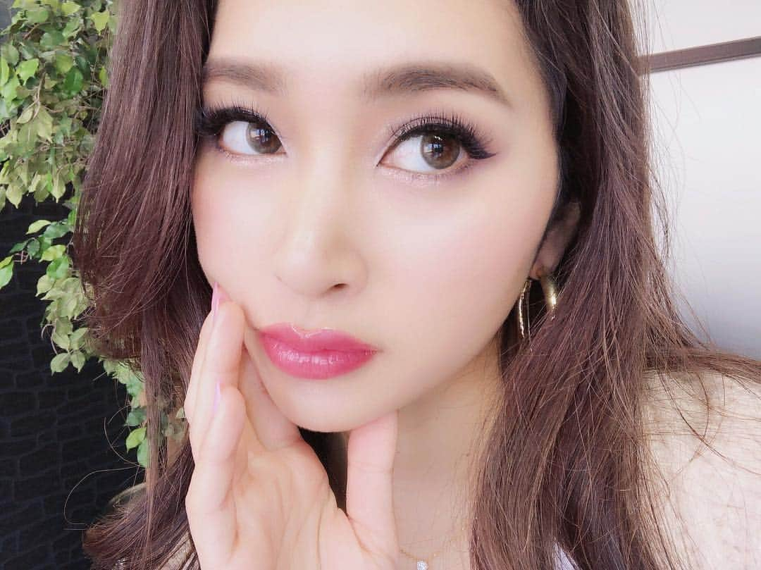 坂本マリアさんのインスタグラム写真 - (坂本マリアInstagram)「@salon__ef__official にて目元をガラッとイメージチェンジ💋 ・ フレアボリュームラッシュつけたんだけど、バサバサ感がヤバイやみつき🥺✨ ・ まつげが元々少ない方でもかなりボリュームアップできるし、通常のマツエクよりまつげに負担がかからないのでホントオススメです！😄 ・ ✨マツエク詳細✨ フレアボリュームラッシュ 本数→630本 長さ→12〜13mm 太さ→0.06mm カール→CCカール 担当は林さんです😊 ・ #マツエク #まつげエクステ #まつげ #ボリュームラッシュ #eyelash #エクステ #セーブルエクステ #メイク #メイクアップ #美容 #美意識 #アイブロウ #リップ#ピンクリップ #美肌 #ファンデ #カラコン #渋谷 #ハーフメイク #ツヤ肌 #メイク動画 #followme」4月18日 18時08分 - sakamoto_maria