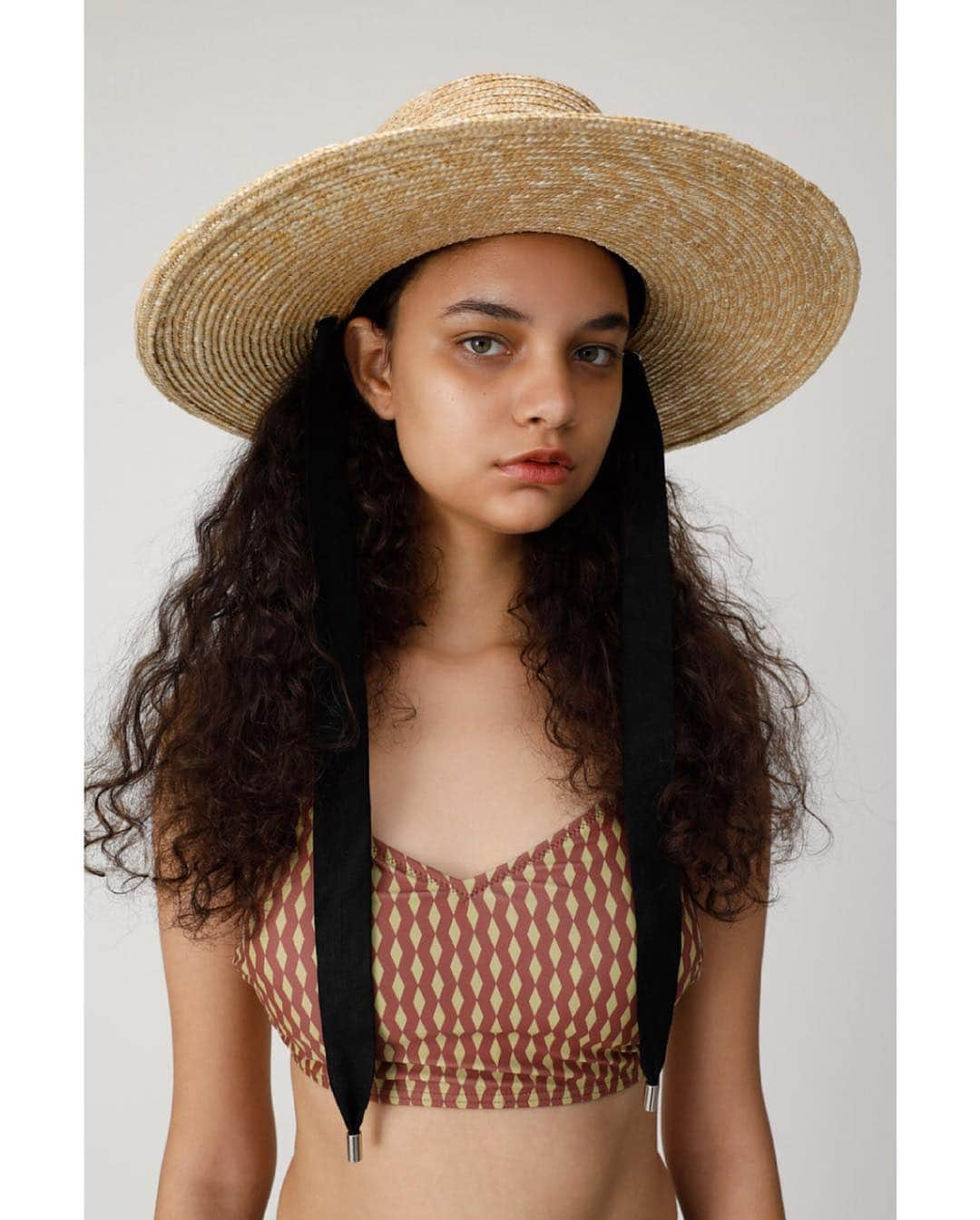 マウジーさんのインスタグラム写真 - (マウジーInstagram)「2019 Early Summer Collection 4.19.fri Release ㅤㅤㅤㅤㅤㅤㅤㅤㅤㅤㅤㅤㅤ ■RIBBON STRAP BLADE HAT(010CST50-0810) 夏のコーディネートにピッタリなブレードハット。 リボンのストラップがモードな雰囲気を演出してくれる。 ㅤㅤㅤㅤㅤㅤㅤㅤㅤㅤㅤㅤㅤ ■DIAMOND BIKINI SET(010CSH80-0830) 柄BLU・柄ORG・柄NVY(SHEL'TTER WEBSTORE限定カラー) オリジナルのダイヤモンド柄はアフリカンテキスタイルインスパイアのビビッドなカラー展開が特徴的。 お尻をすっぽりと包み込むようなハイウエストボトムは気になる部分を隠し、スタイルアップを叶えてくれる。 ボトムスは柄×無地のリバーシブル仕様。 ㅤㅤㅤㅤㅤㅤㅤㅤㅤㅤㅤㅤㅤ Early Summer Collectionは全国のMOUSSY店舗・SHEL'TTER WEBSTOREにて4月19日(金)より発売開始。 ※SWIMWEARは、SHEL'TTER WEB STOREにて4月25日(木)正午前後より一般発売開始。 #MOUSSY」4月18日 18時18分 - moussyofficial