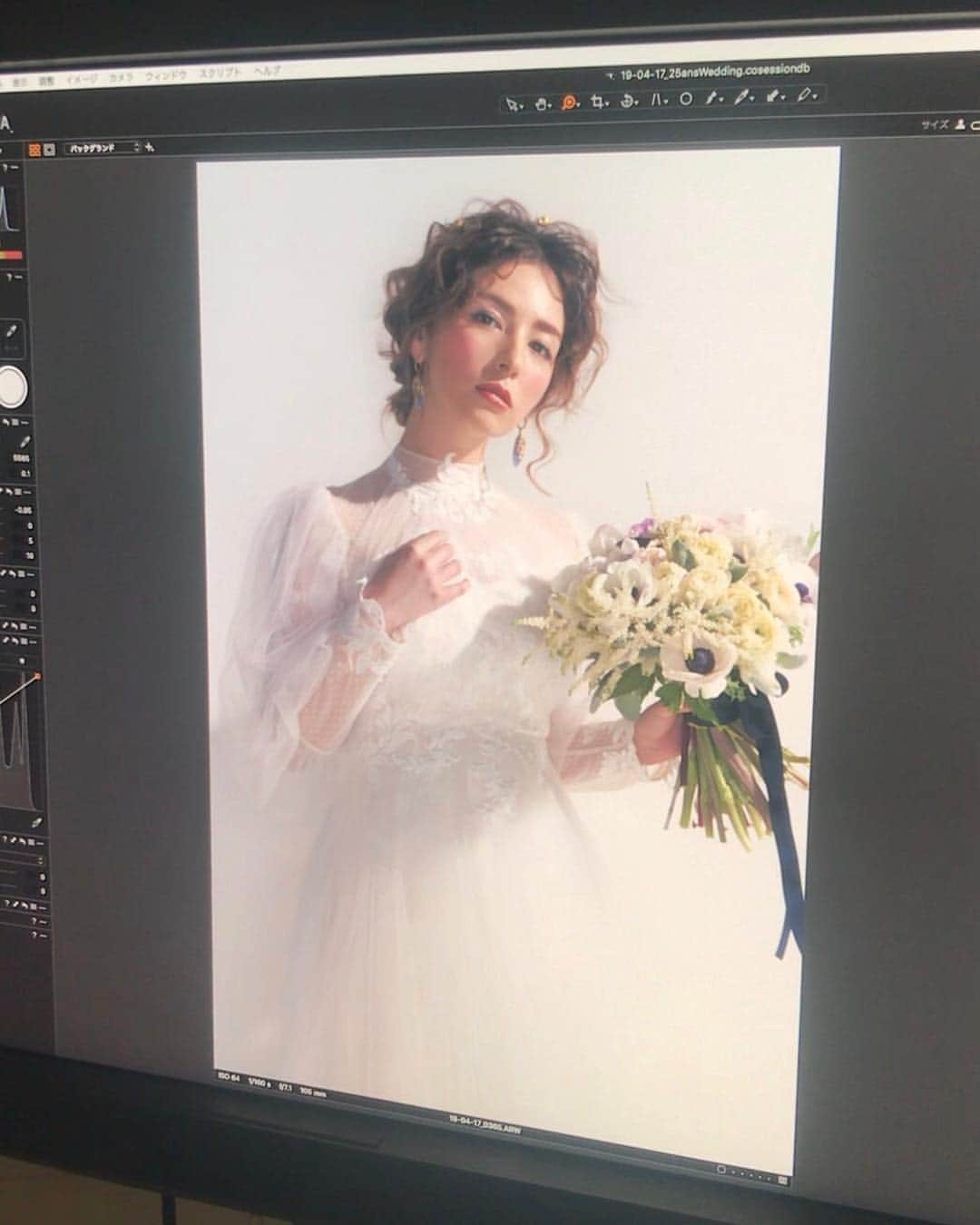 スミス楓さんのインスタグラム写真 - (スミス楓Instagram)「25ans Wedding 2019 Summer号 服部さん @ceu0116 のヘアメイク特集!! 3パターン撮りました ♡ ヘアメイクどれも本当に可愛いかった!! 6/7 発売です!! お楽しみに ♡♡♡ #25answedding #wedding #ウエディング」4月18日 18時12分 - kaede_929