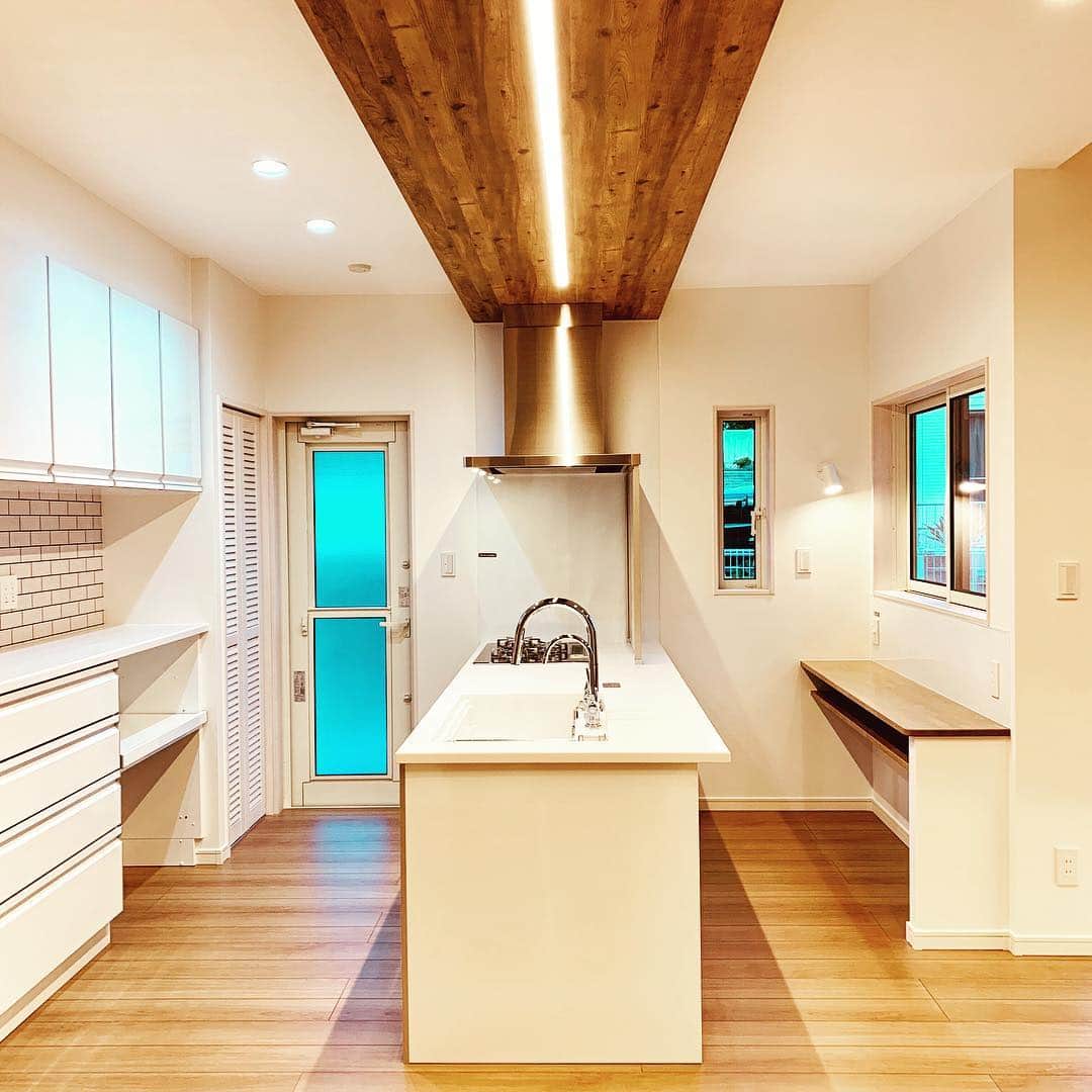 井上建設株式会社（下関）のインスタグラム：「#inouek #kitchen #lighting #favorite  奥様のご希望を叶えるkitchenです！ 真っ白 掃除しやすい スッキリ水栓 フラット対面  毎日のお料理タイムが楽しくなりますね🎶」